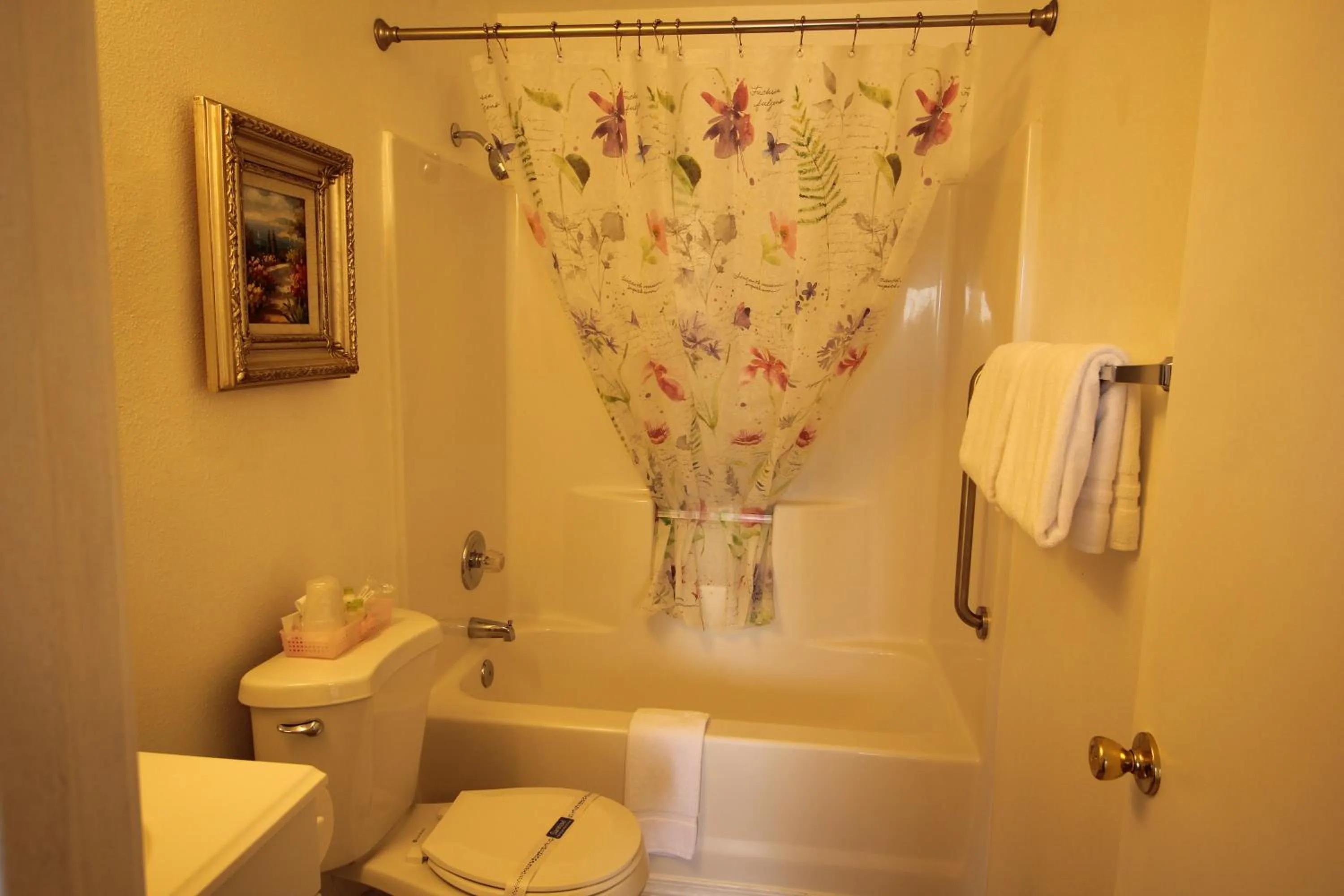 Bathroom in Mariners Cove Inn