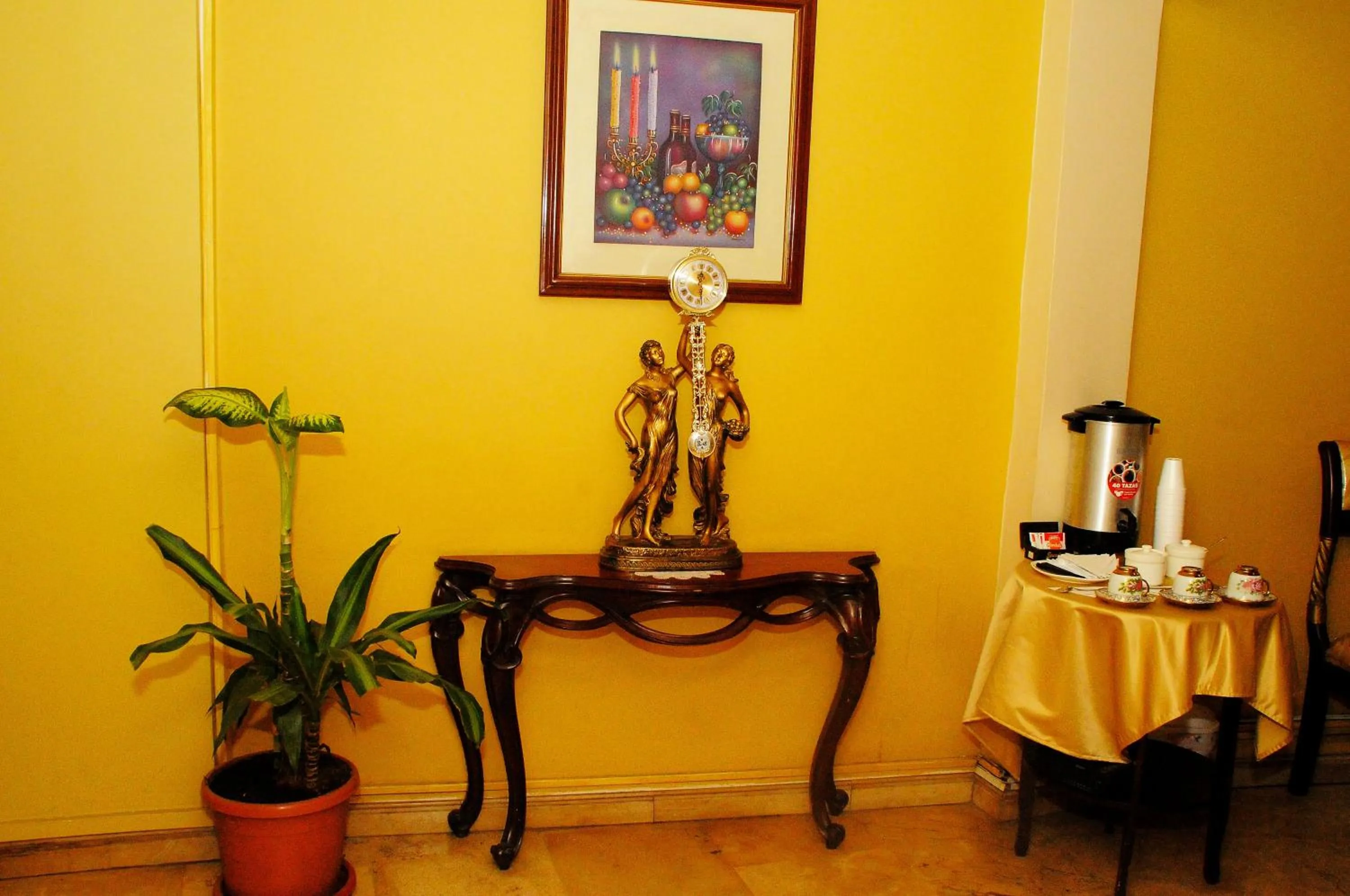 Coffee/tea facilities in Colony Inn Hotel