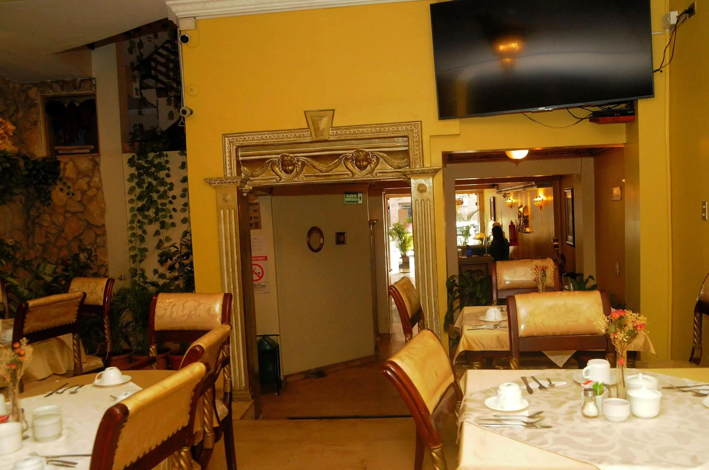 Restaurant/places to eat in Colony Inn Hotel