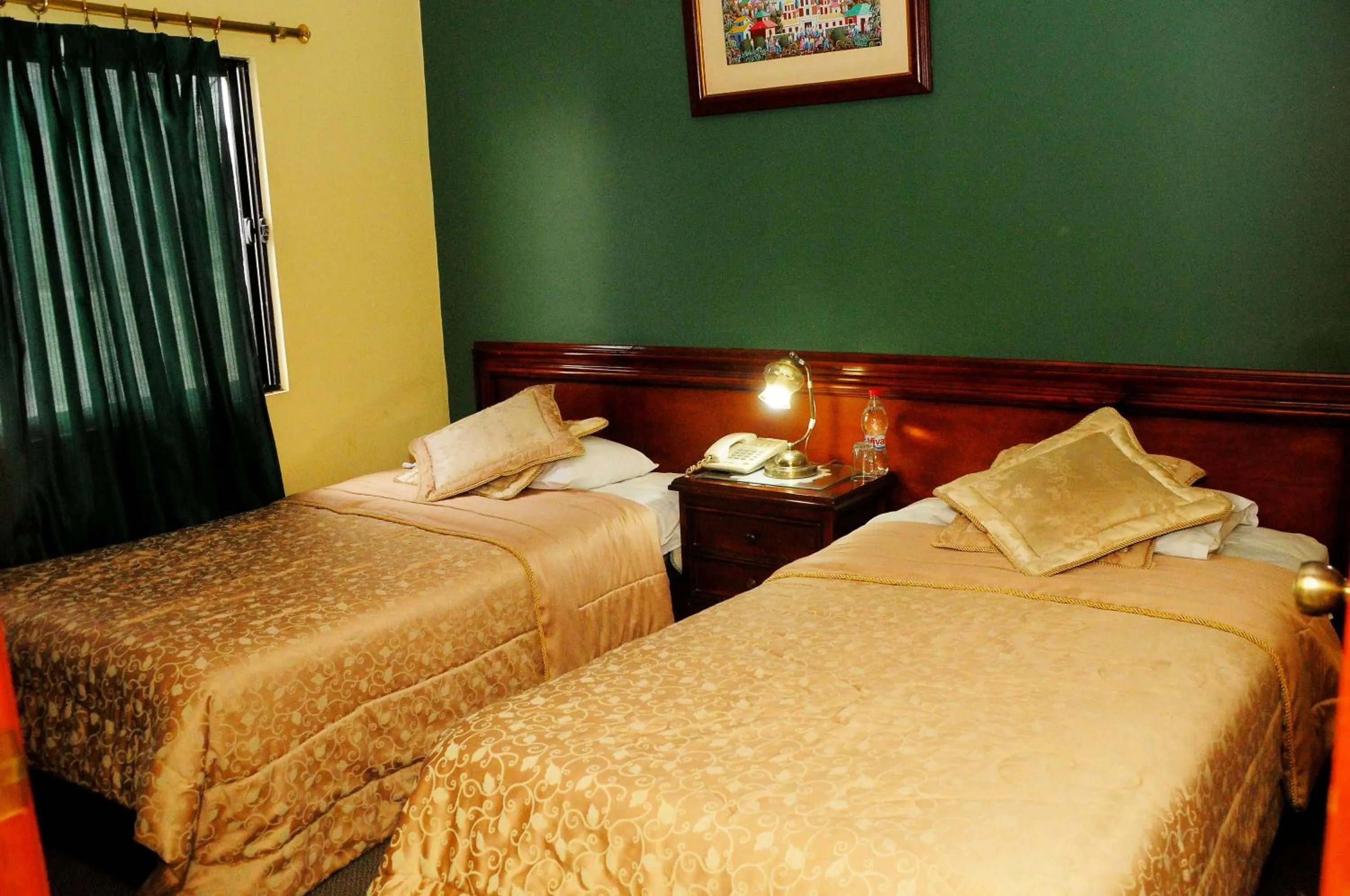 Bed in Colony Inn Hotel