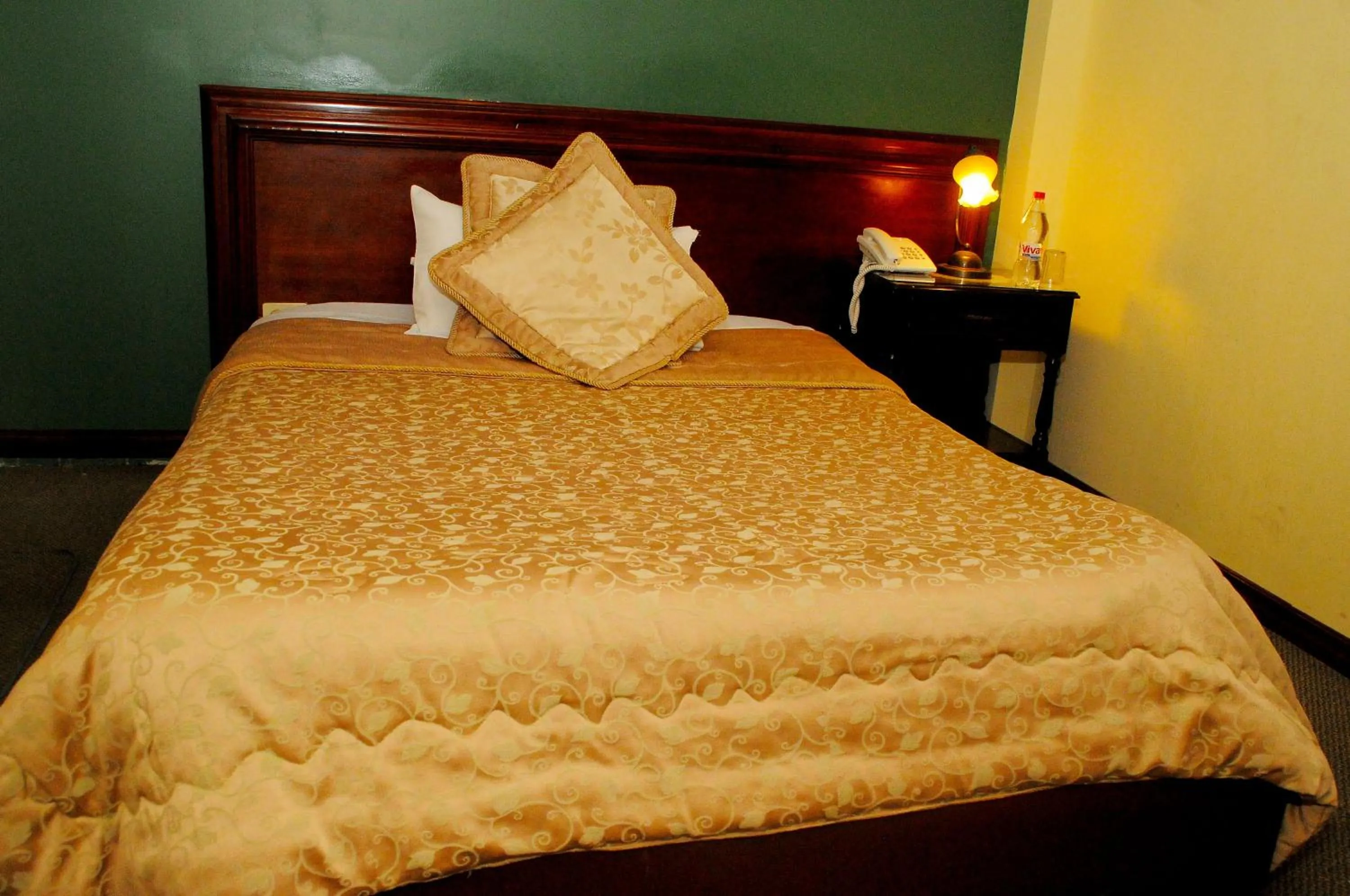 Bed in Colony Inn Hotel