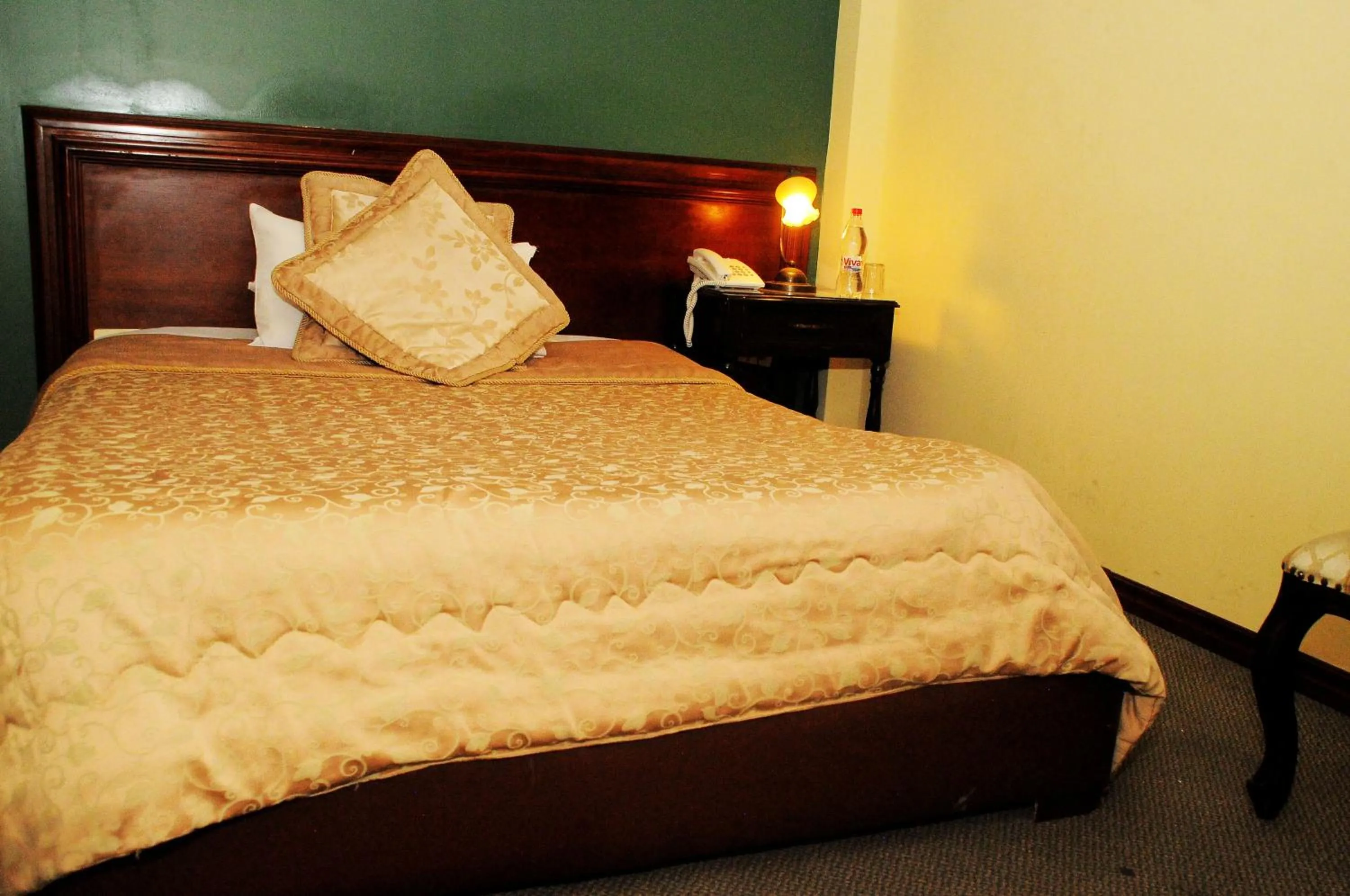 Bed in Colony Inn Hotel