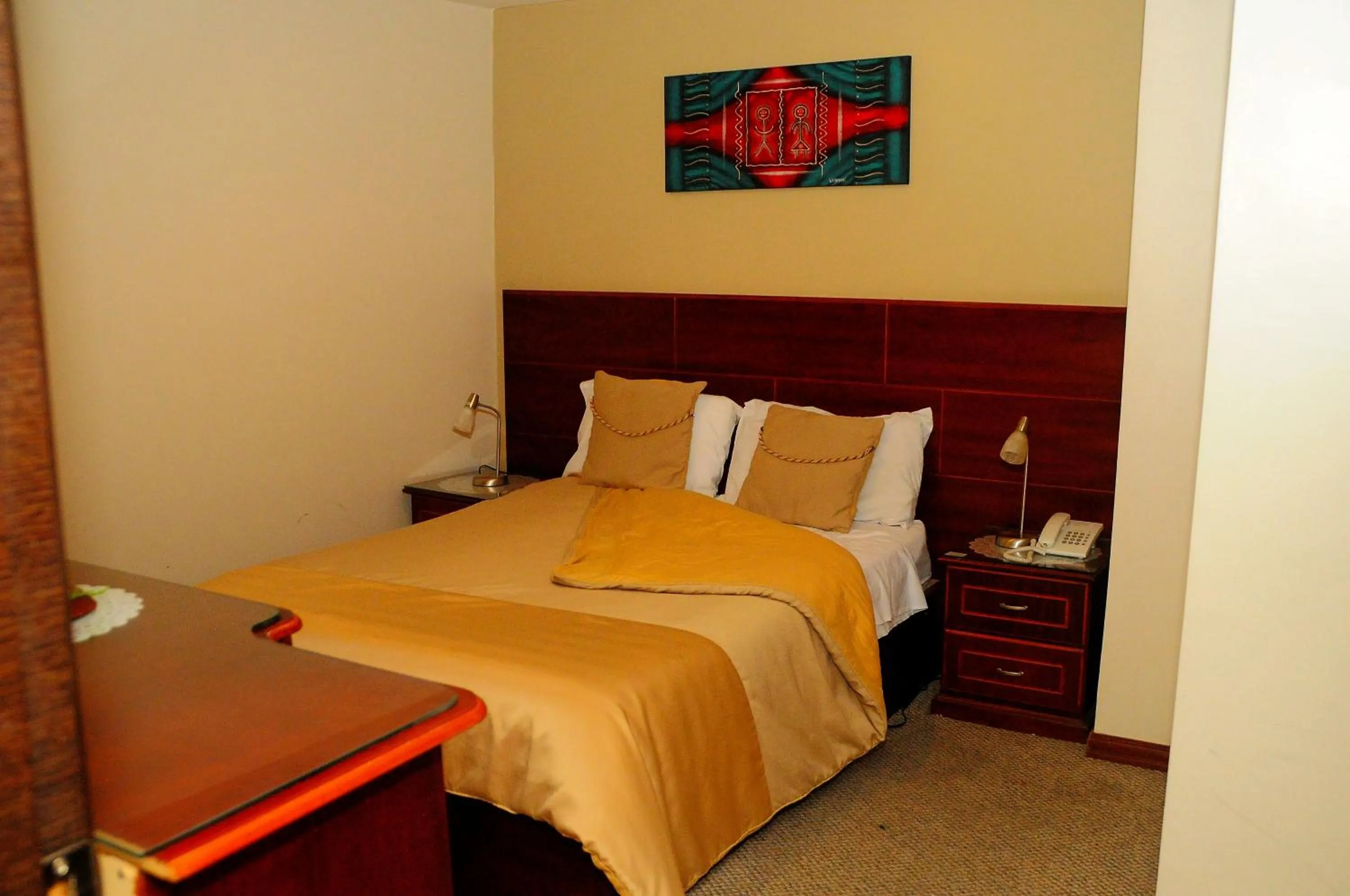 Bed in Colony Inn Hotel