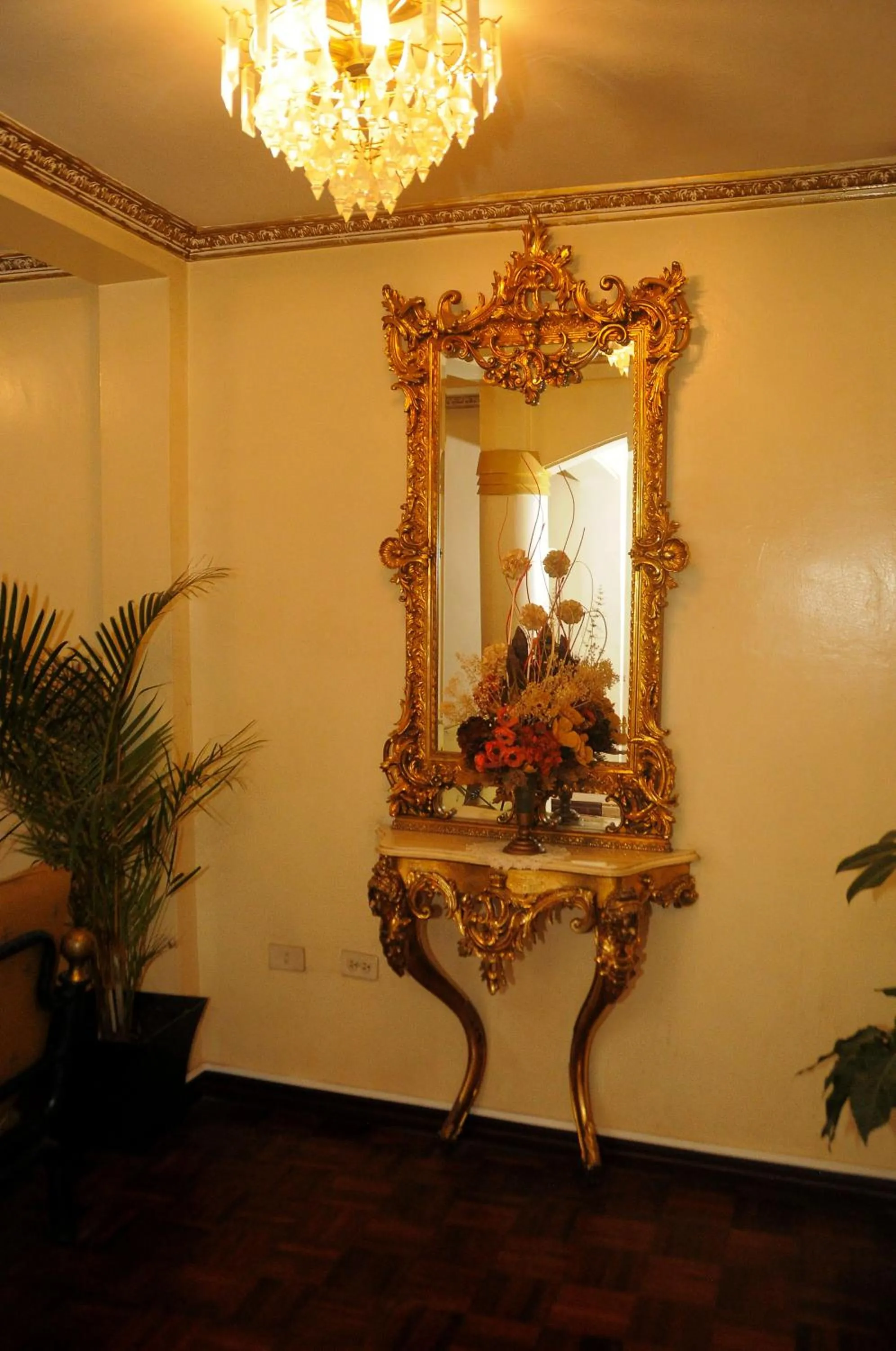 Decorative detail in Colony Inn Hotel