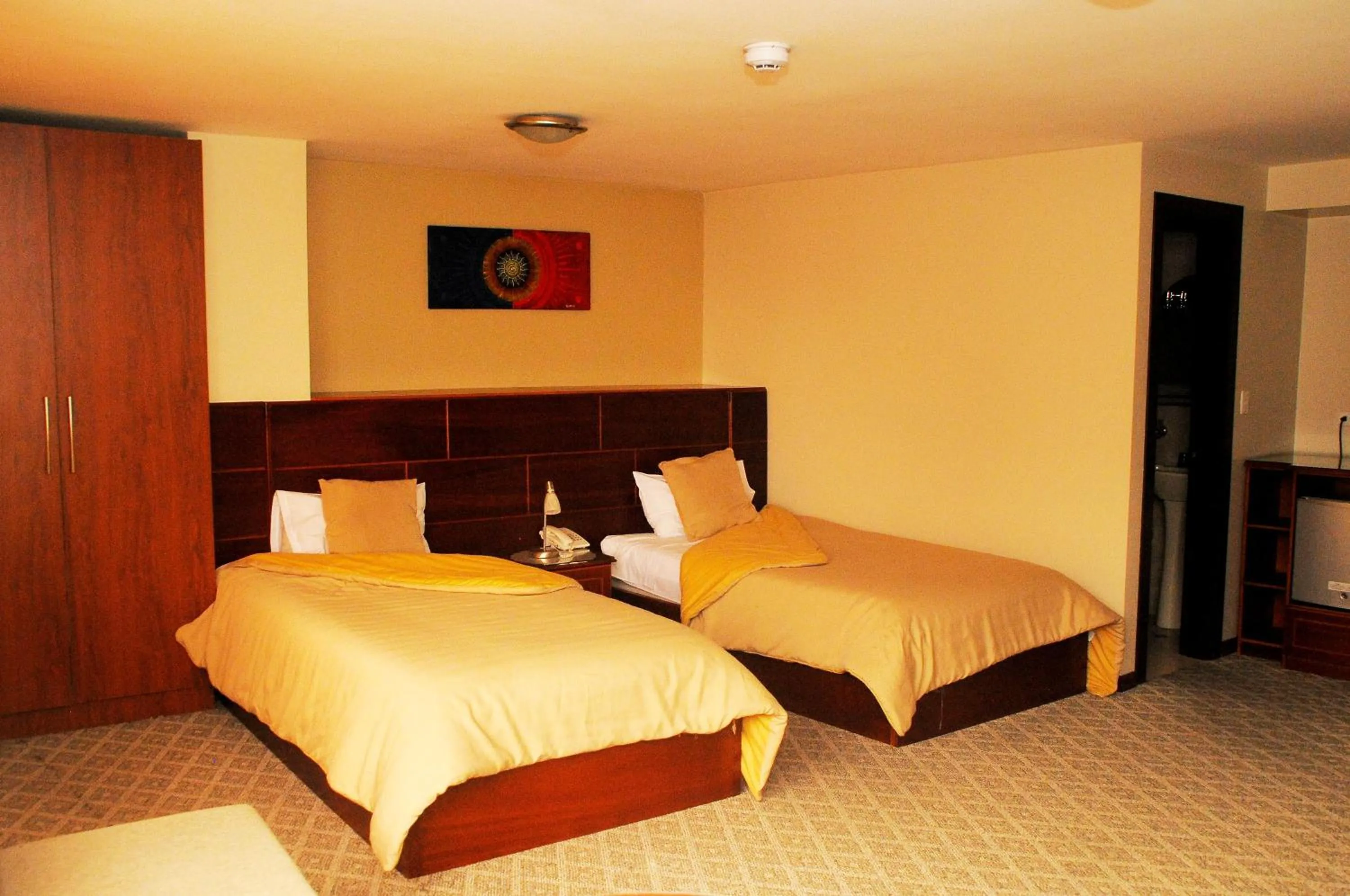Photo of the whole room, Bed in Colony Inn Hotel