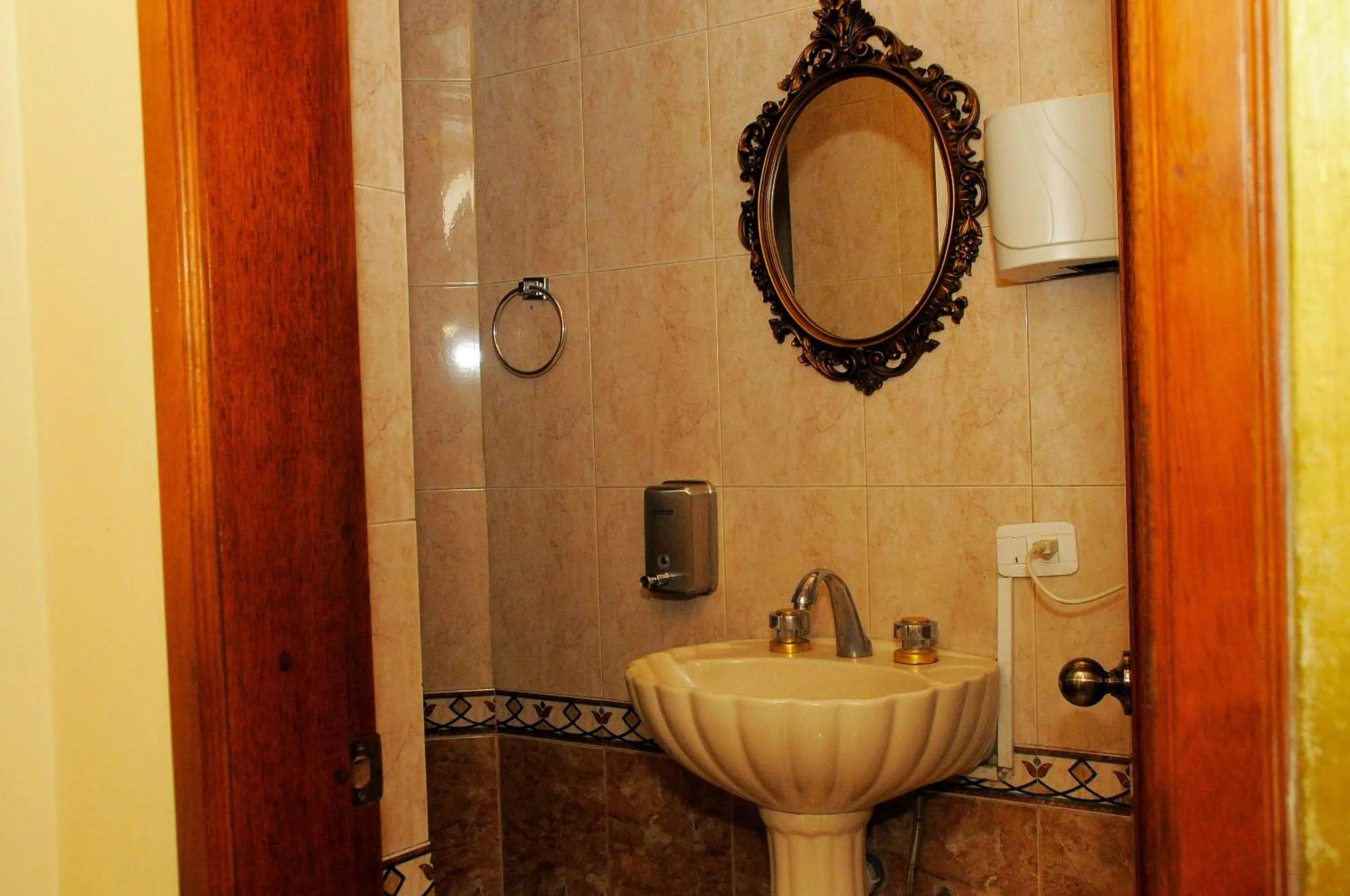 Bathroom in Colony Inn Hotel