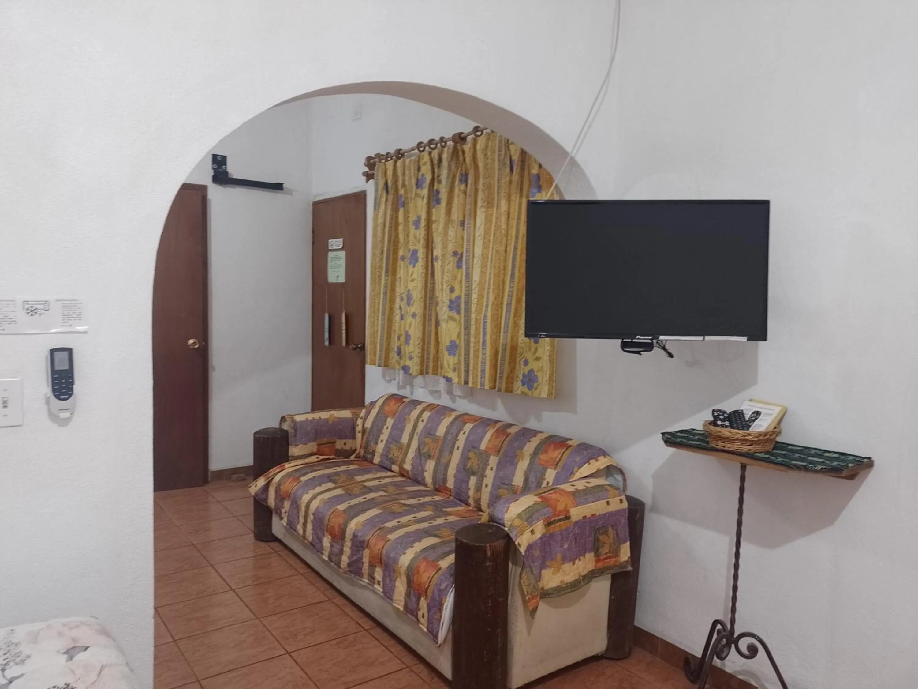 Communal lounge/ TV room in Pension Baja Paradise