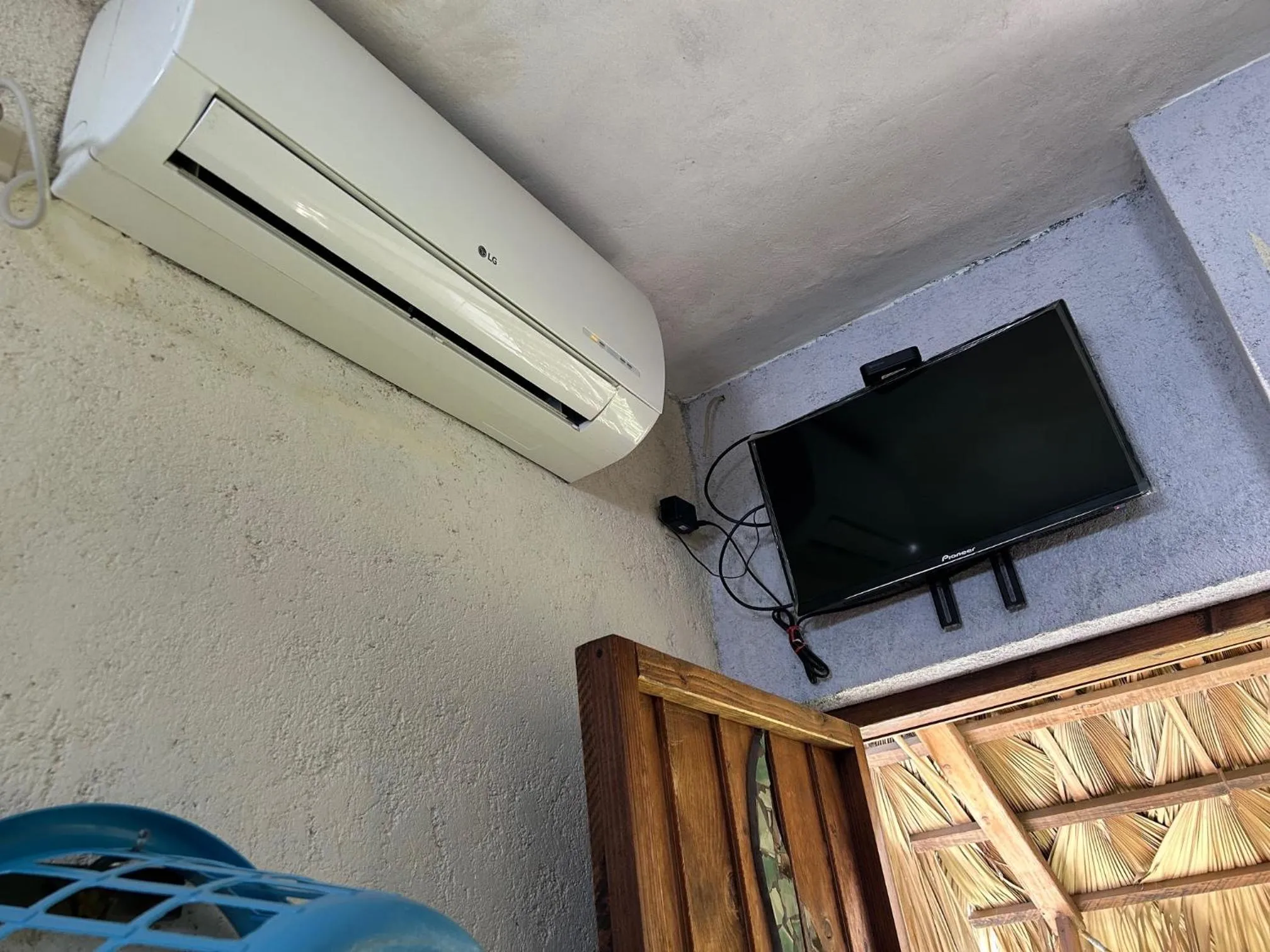 TV and multimedia in Pension Baja Paradise