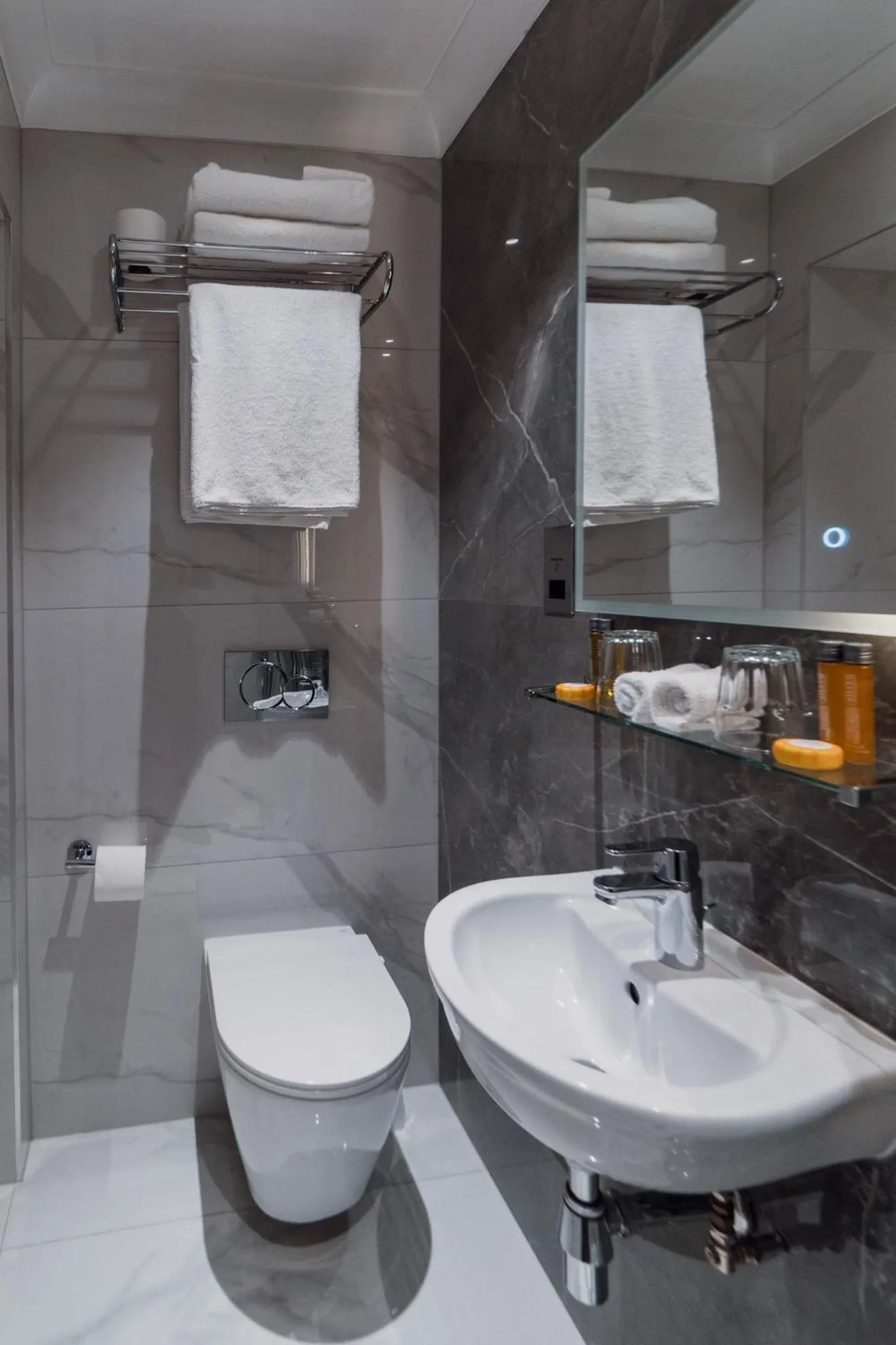 Bathroom in London House Hotel