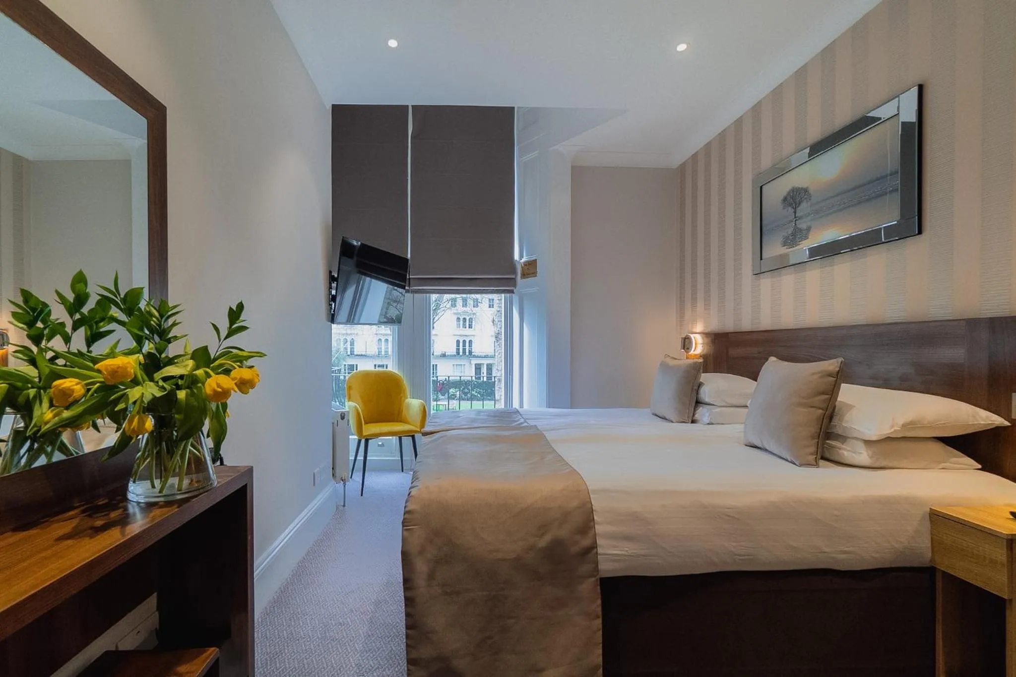 Photo of the whole room, Bed in London House Hotel