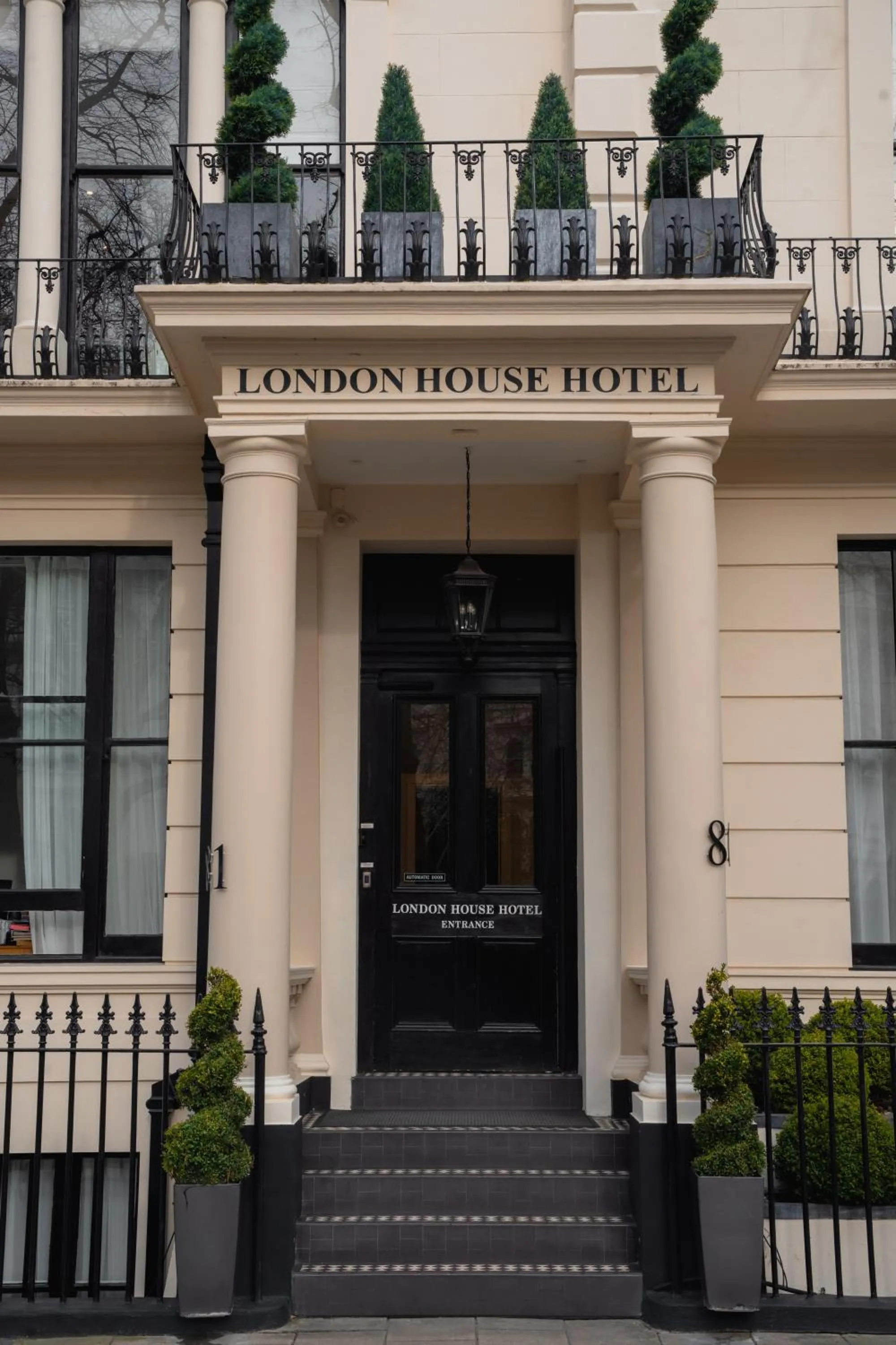 Facade/entrance in London House Hotel