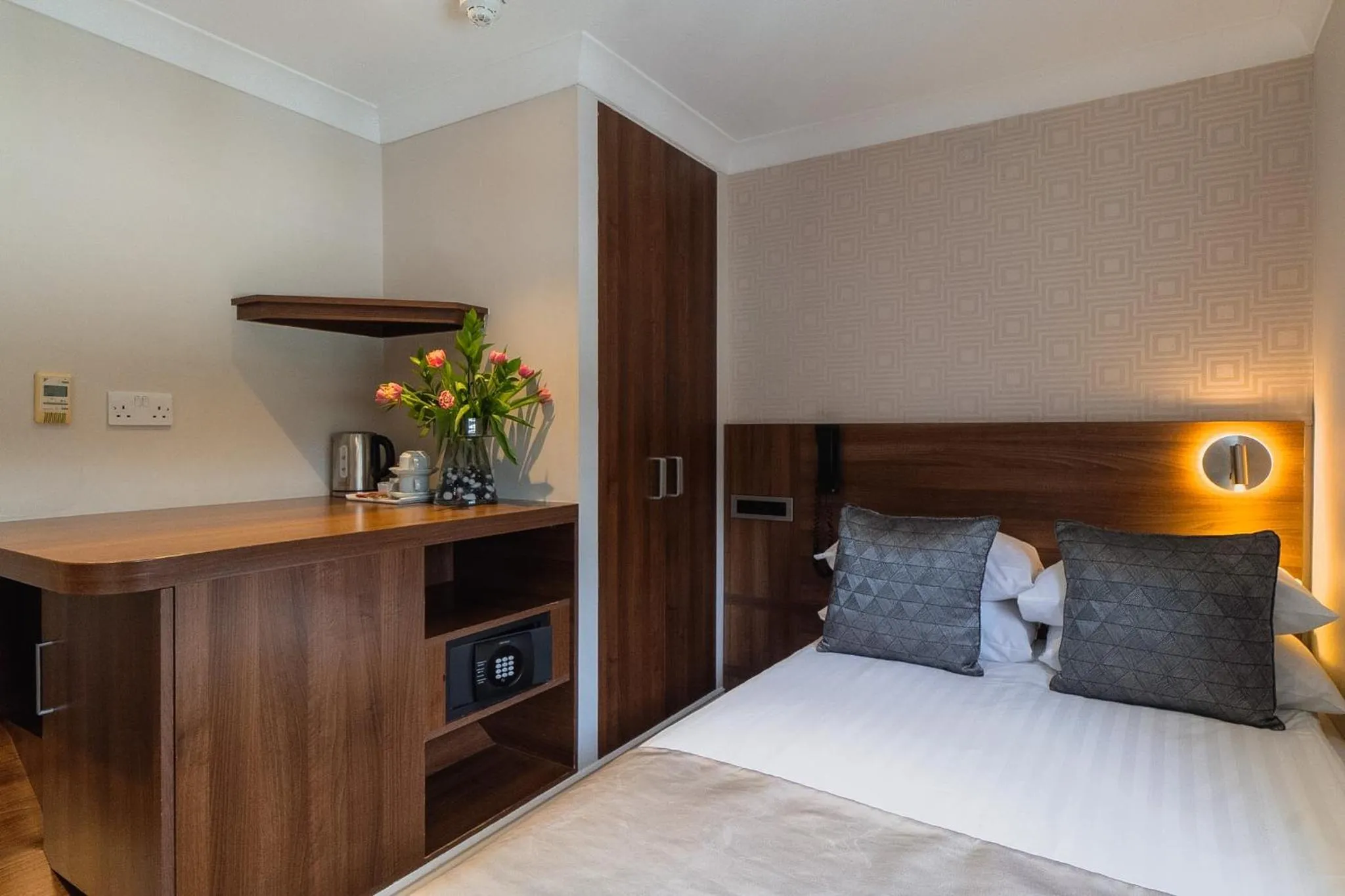 Bedroom, Bed in London House Hotel