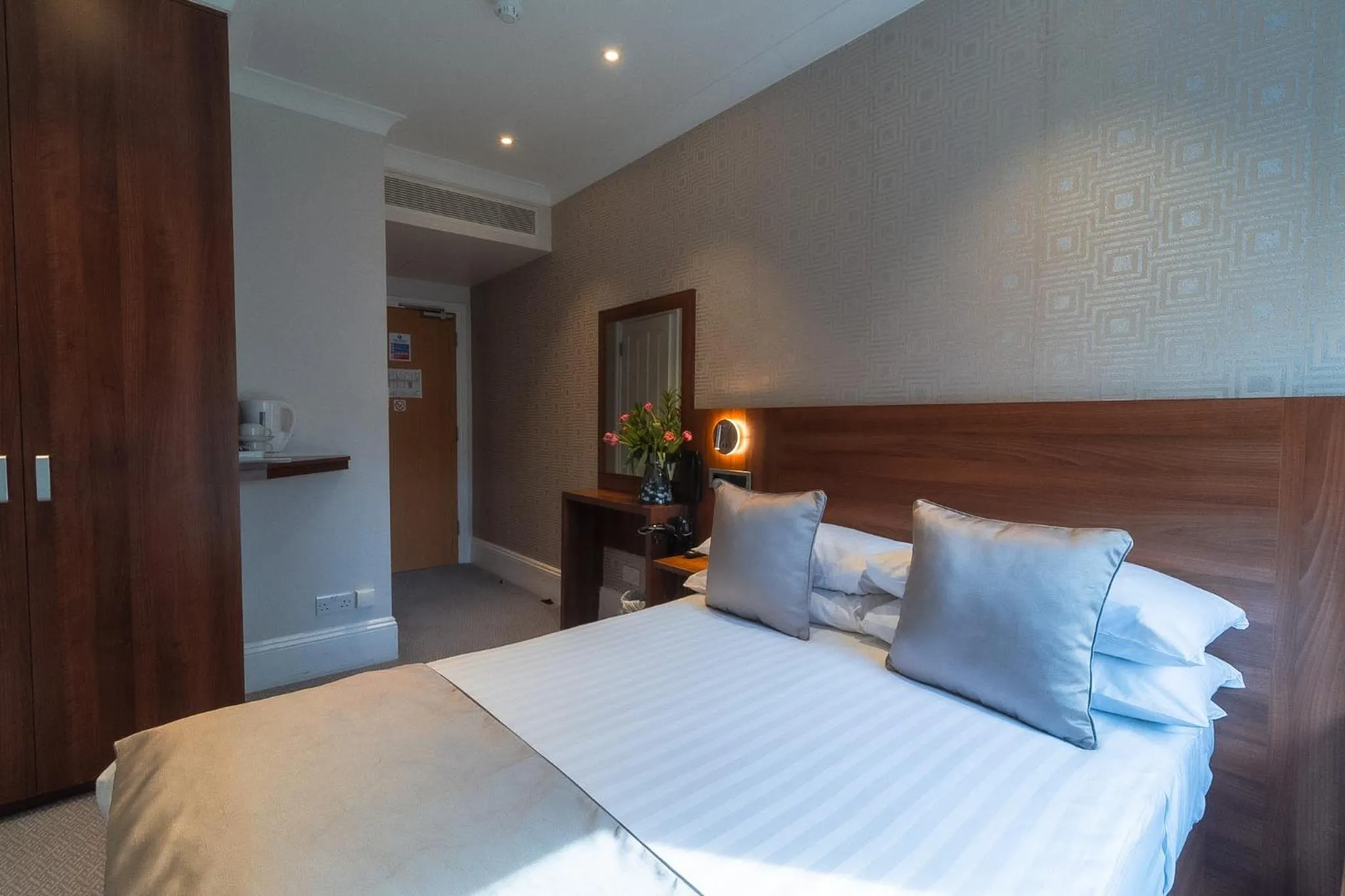 Photo of the whole room, Bed in London House Hotel