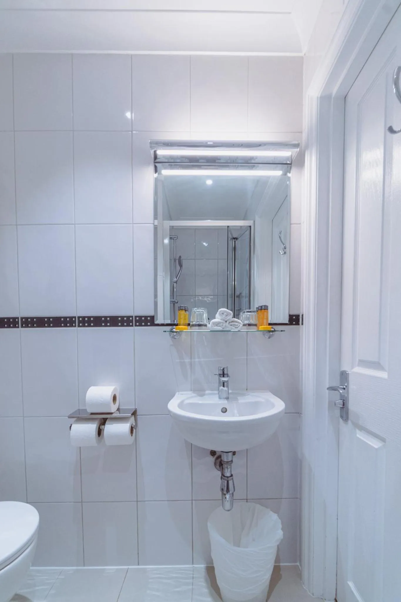 Bathroom in London House Hotel