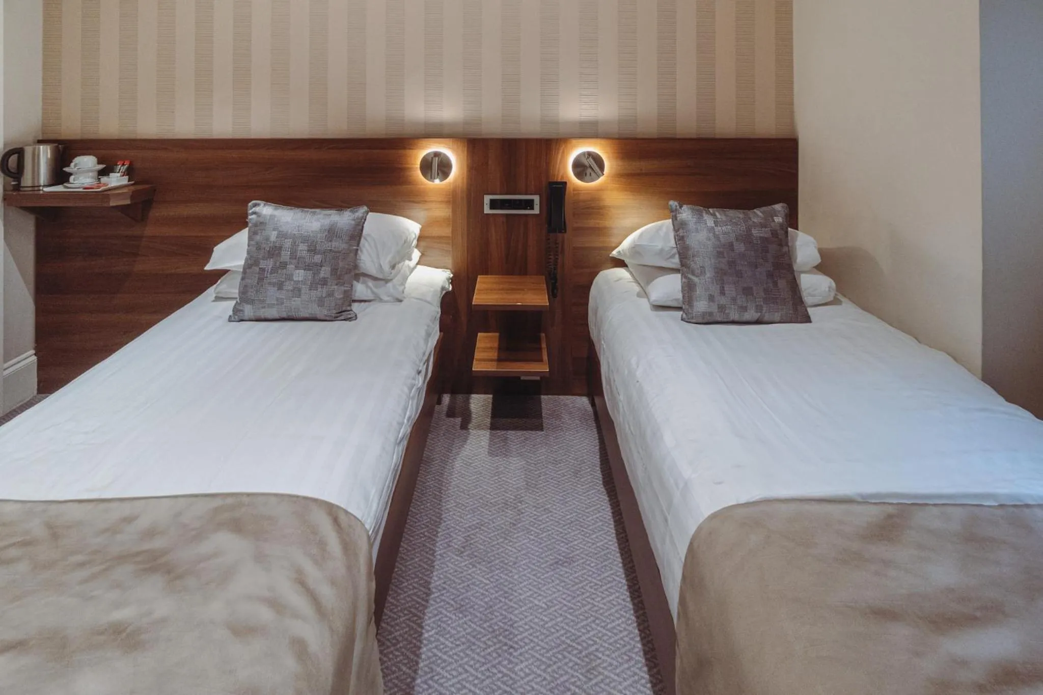 Twin Room - Lower ground floor in London House Hotel