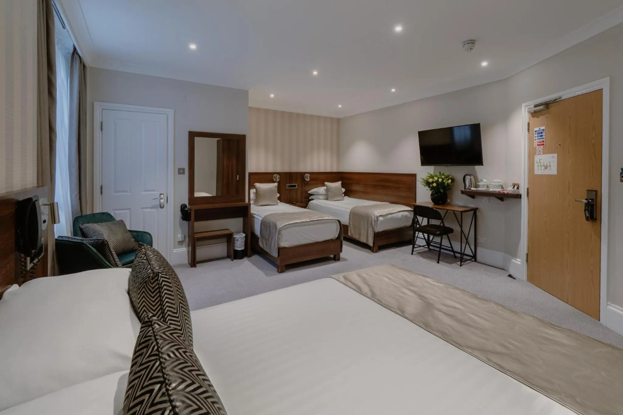 Photo of the whole room, Bed in London House Hotel