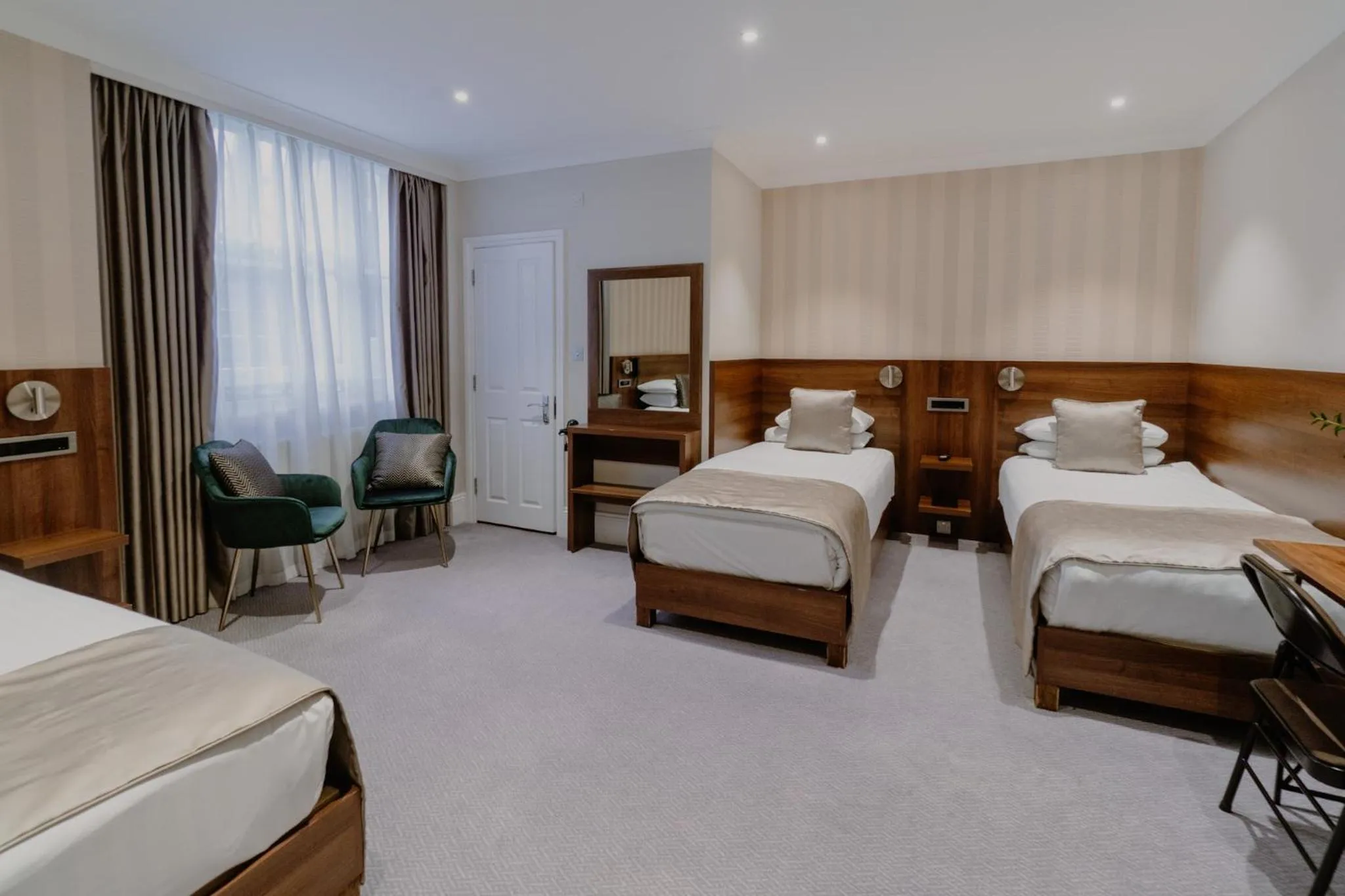 Photo of the whole room, Bed in London House Hotel