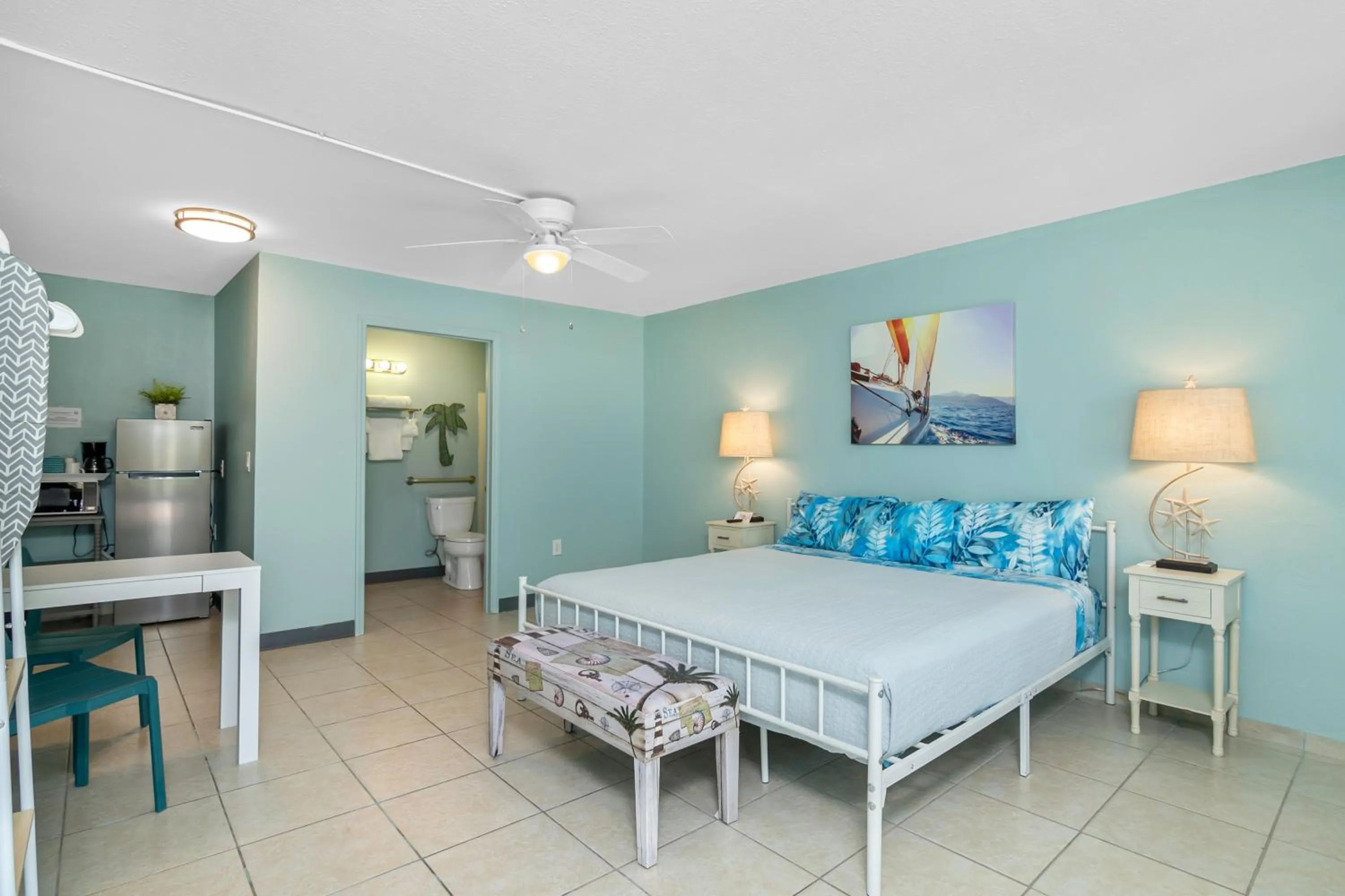 Kitchen or kitchenette, Bed in Latitude 26 Waterfront Boutique Resort - Fort Myers Beach