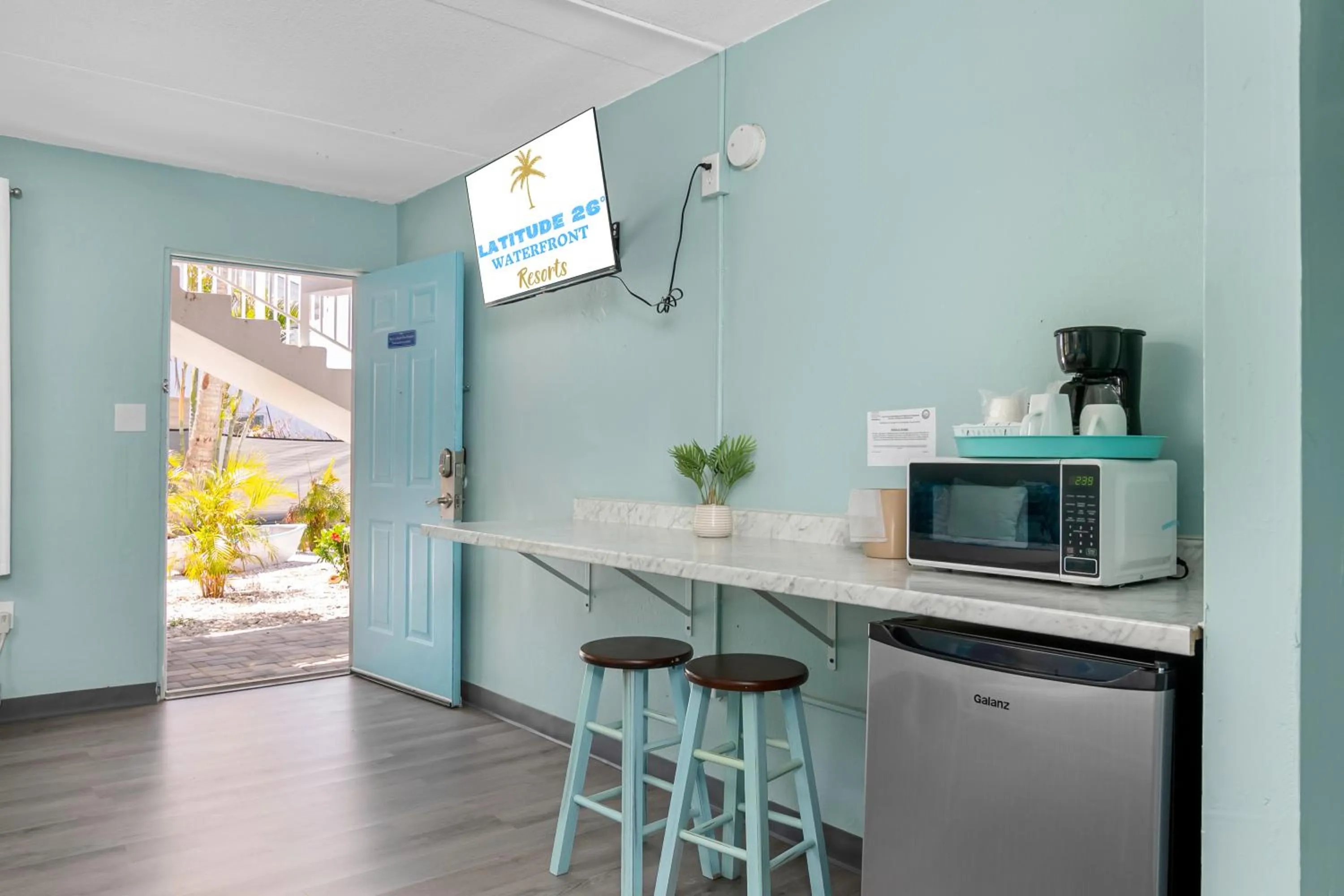 Kitchen or kitchenette in Latitude 26 Waterfront Boutique Resort - Fort Myers Beach