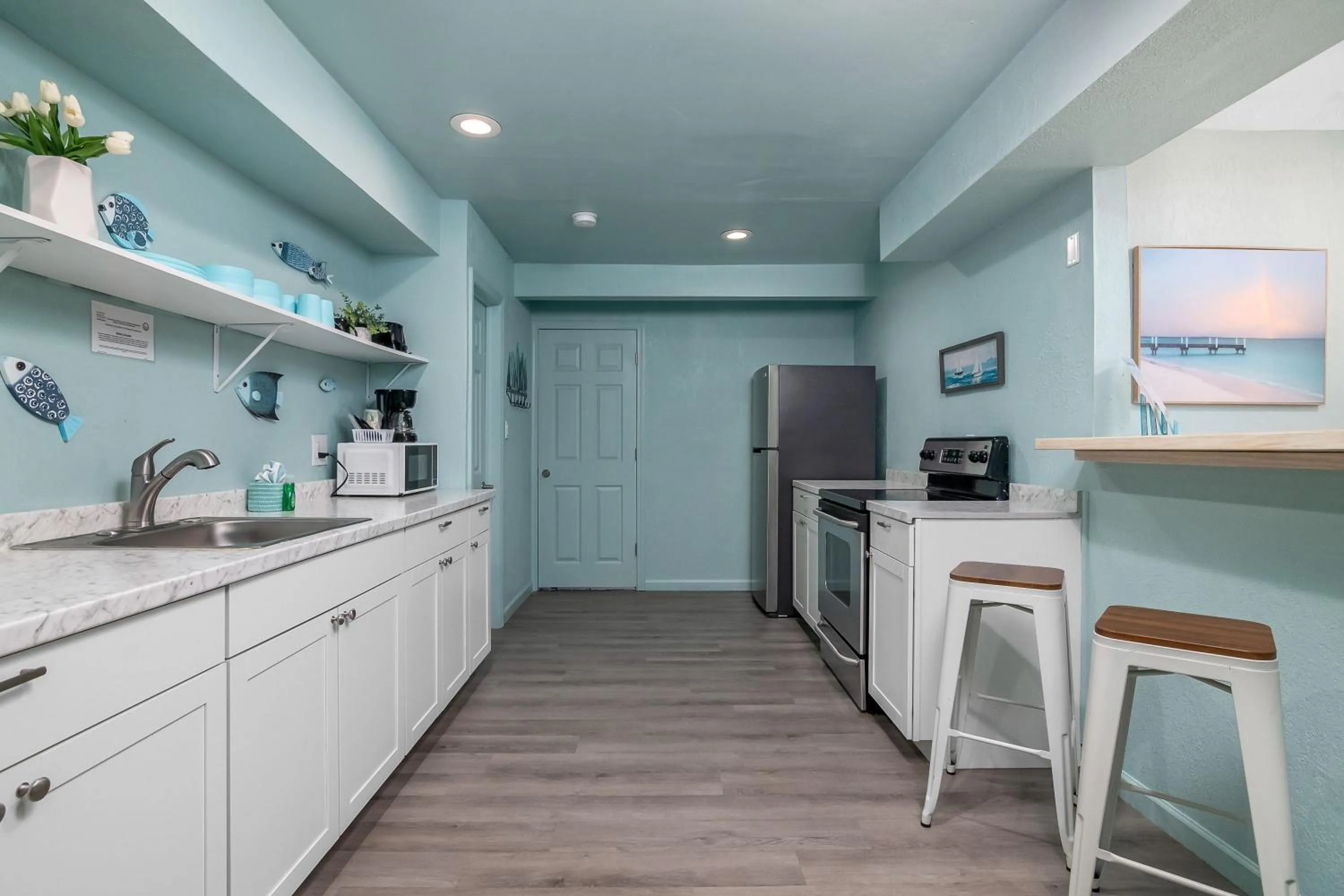 Kitchen or kitchenette in Latitude 26 Waterfront Boutique Resort - Fort Myers Beach