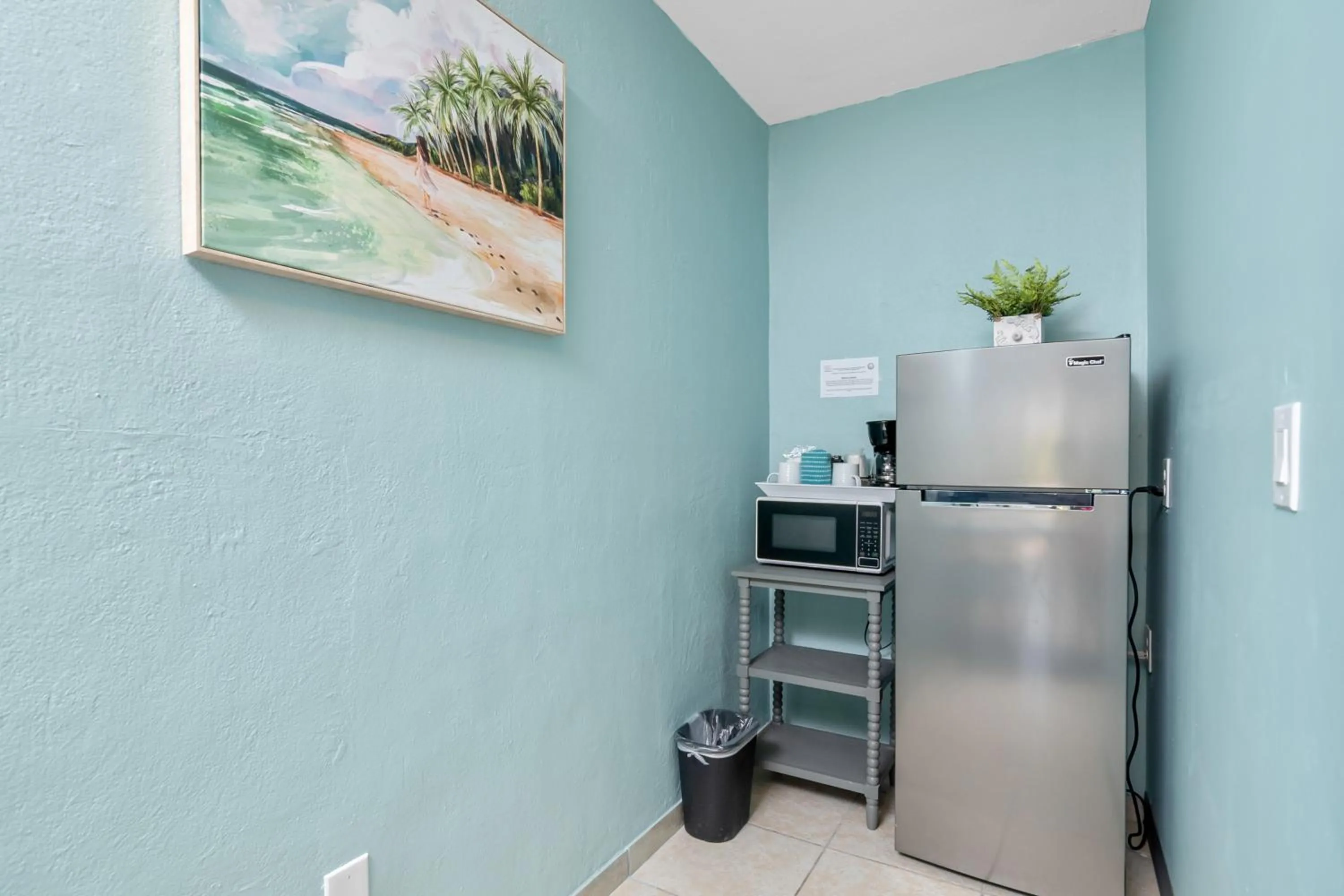 Kitchen or kitchenette in Latitude 26 Waterfront Boutique Resort - Fort Myers Beach
