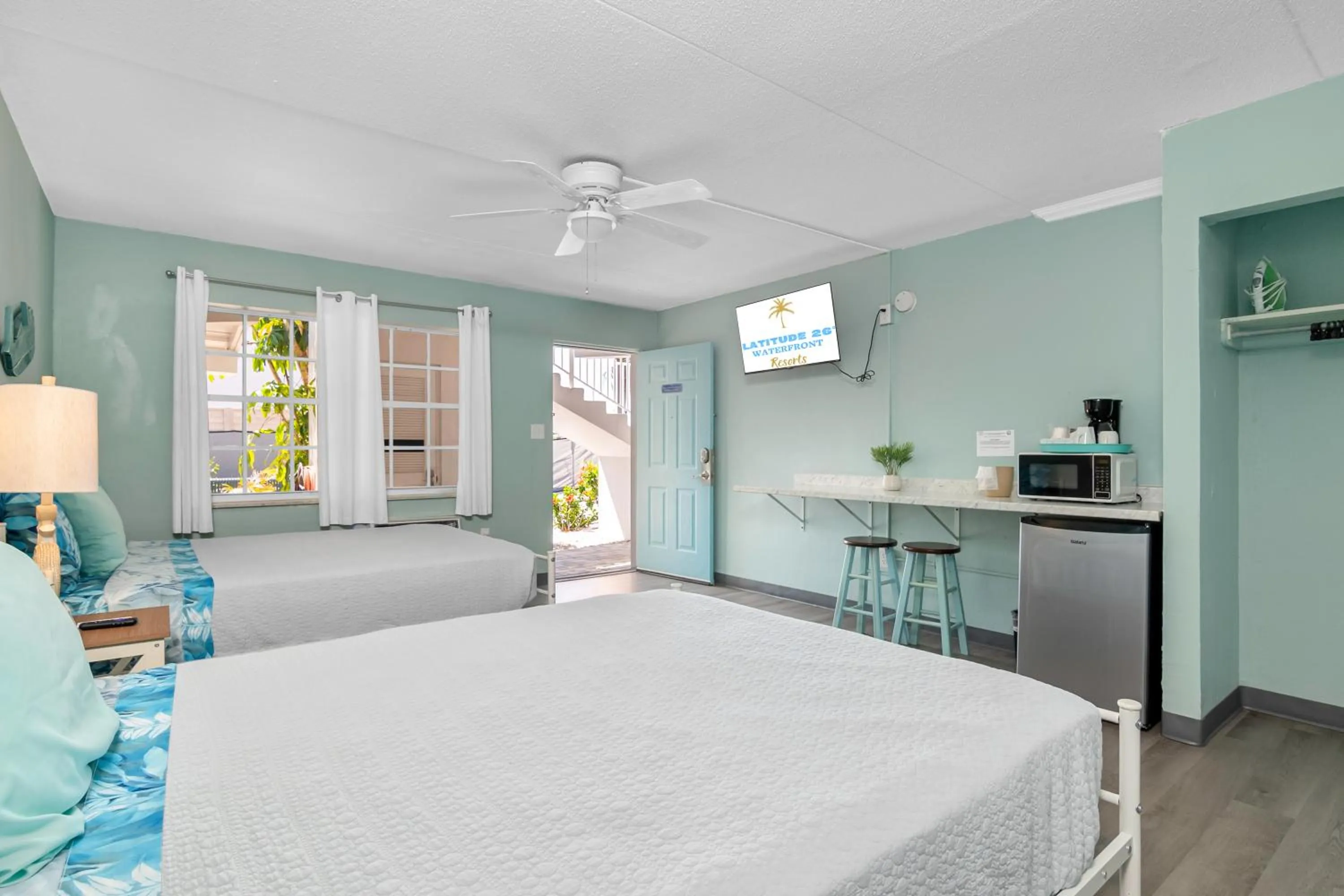 Kitchen or kitchenette, Bed in Latitude 26 Waterfront Boutique Resort - Fort Myers Beach