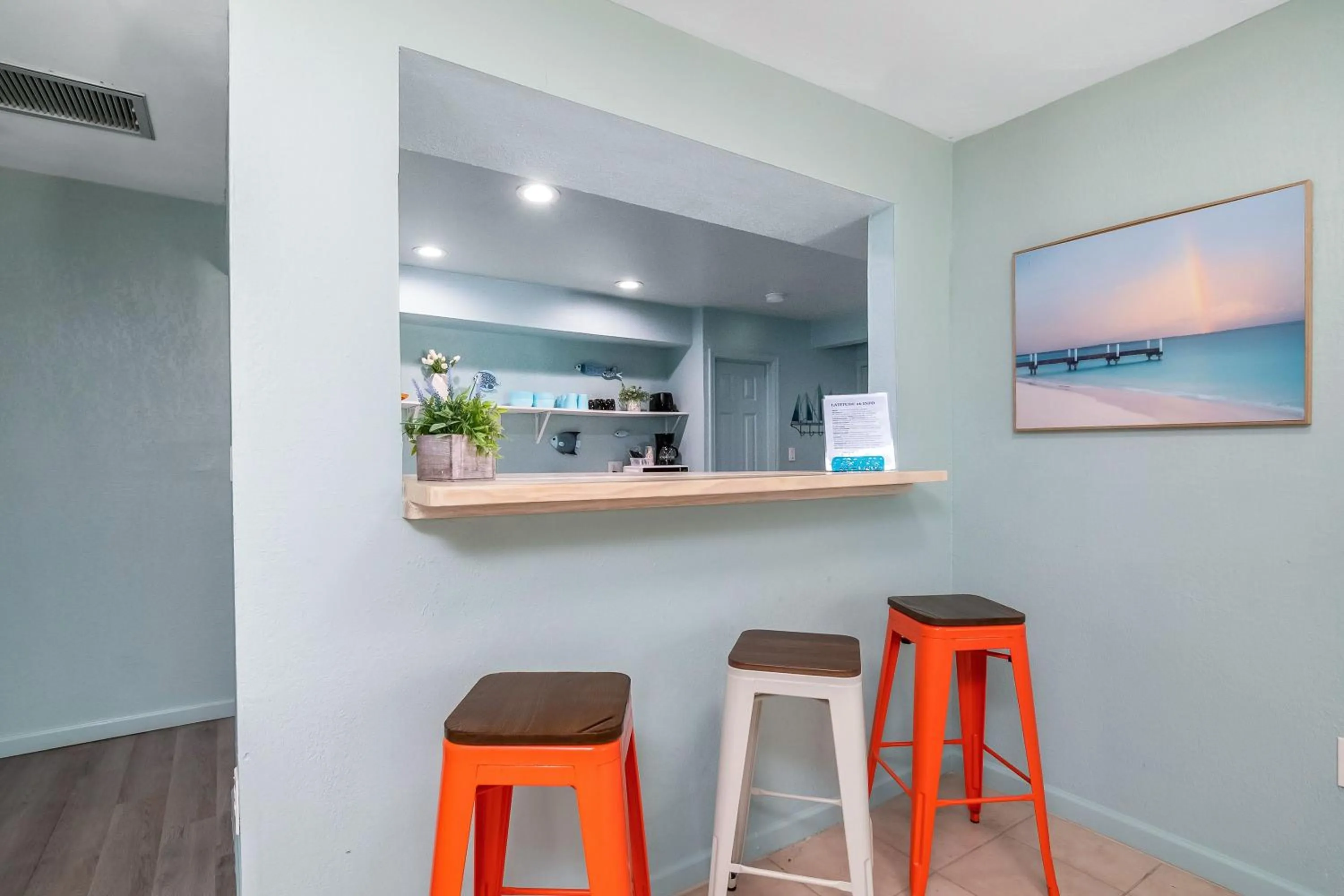 Kitchen or kitchenette in Latitude 26 Waterfront Boutique Resort - Fort Myers Beach