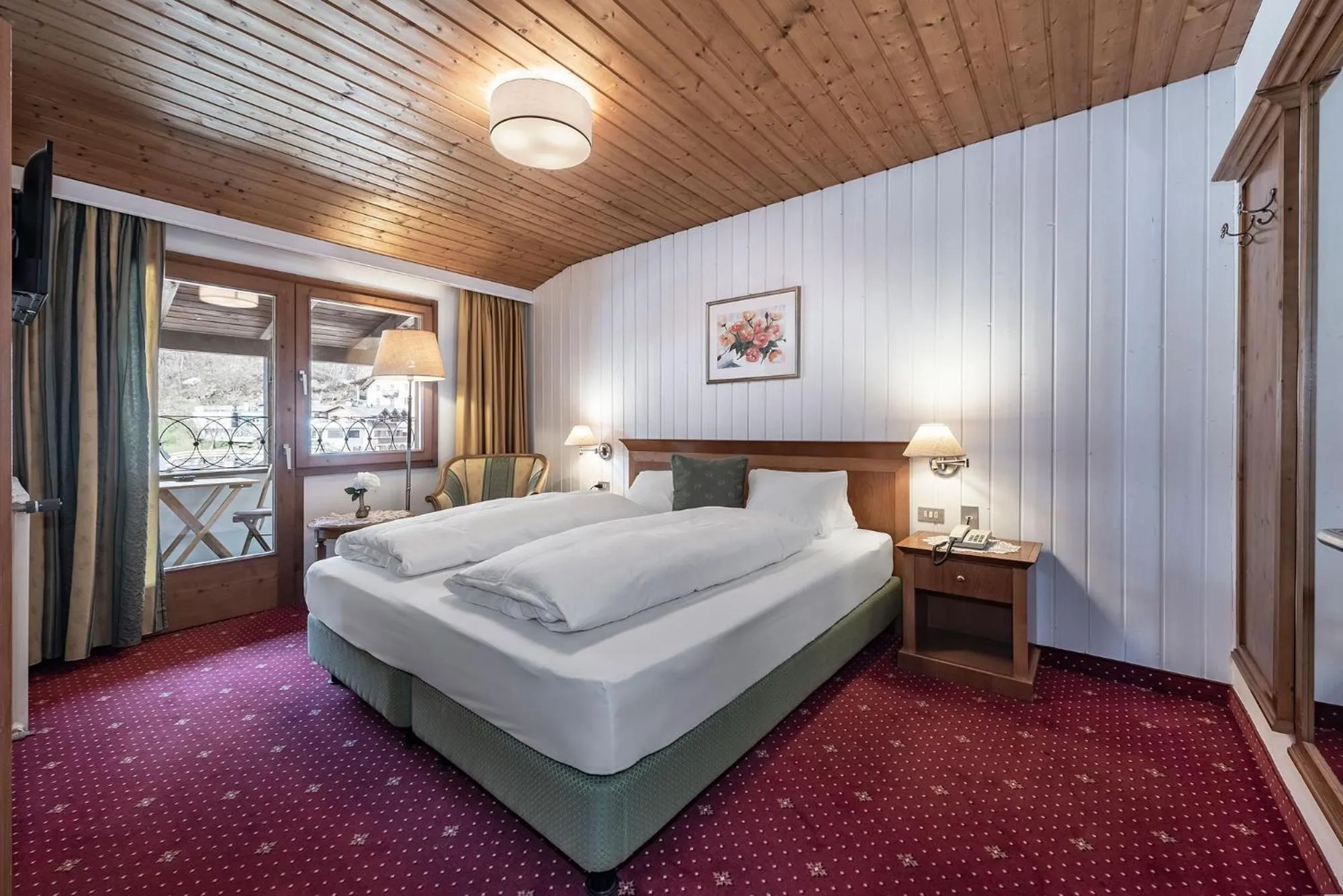 Photo of the whole room, Bed in Hotel Weisse Lilie - B&B