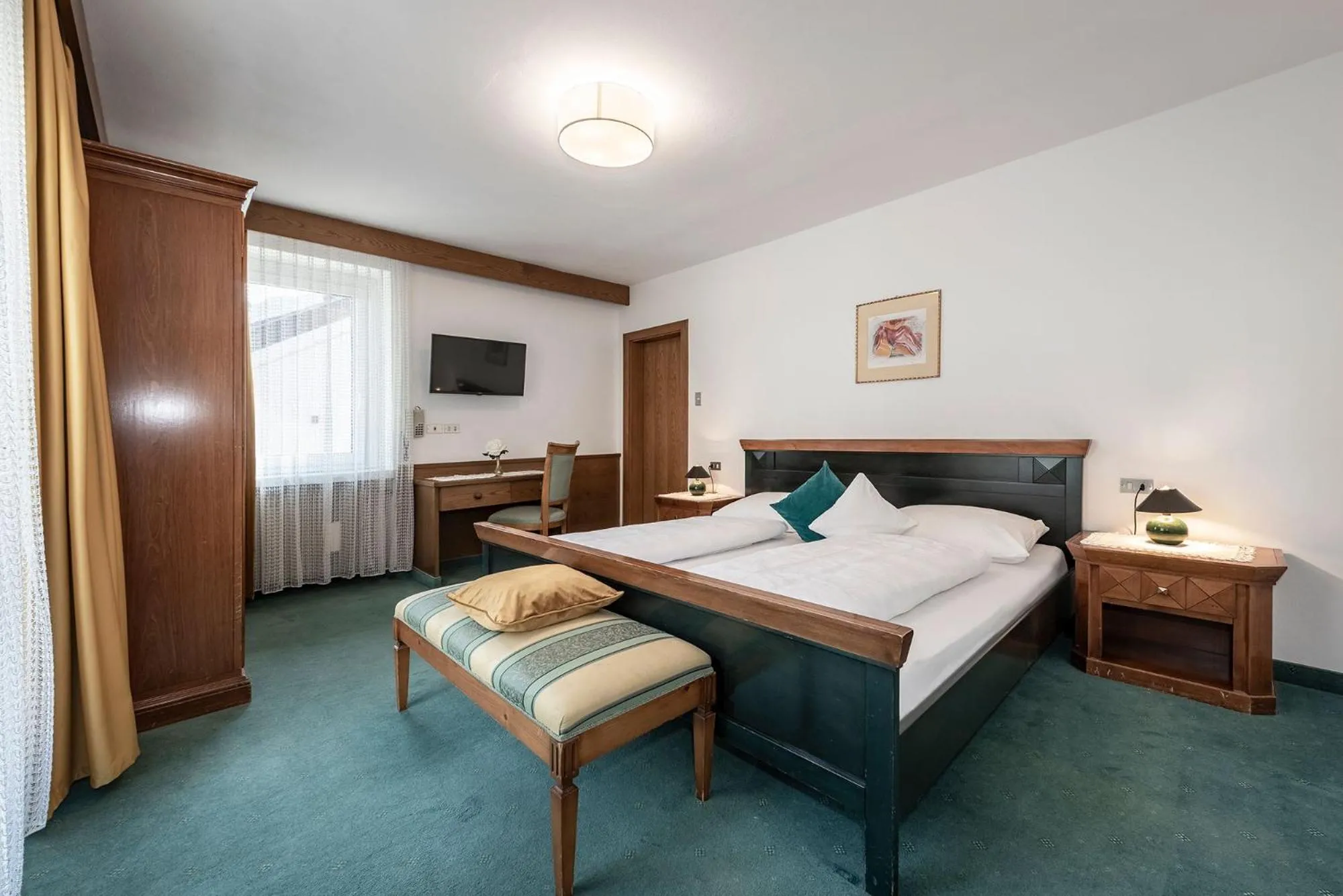 Photo of the whole room, Bed in Hotel Weisse Lilie - B&B