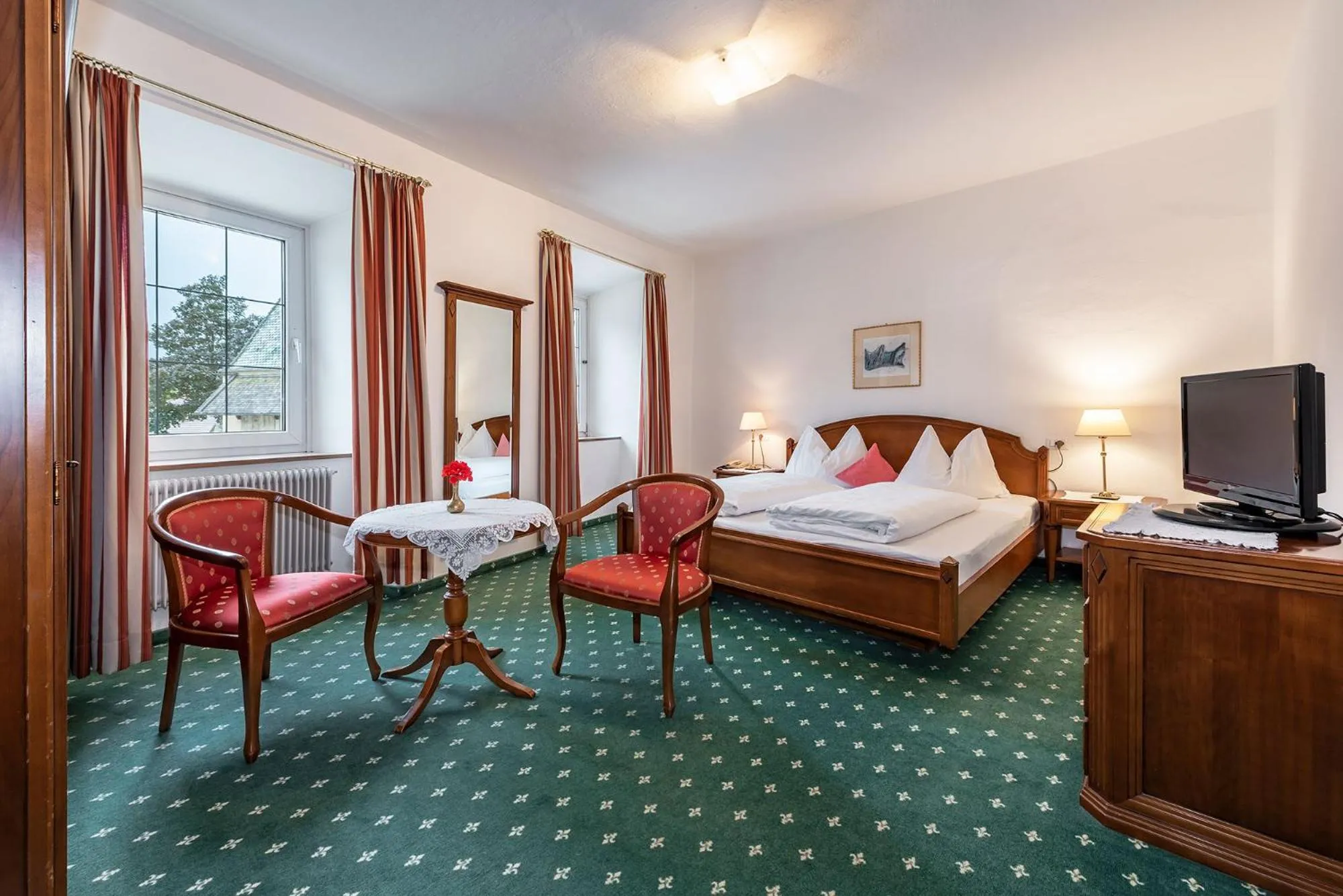 Photo of the whole room, Bed in Hotel Weisse Lilie - B&B