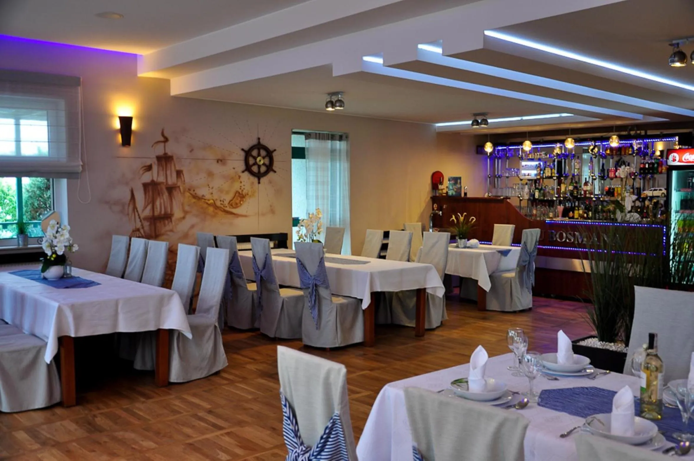 Restaurant/places to eat in U Bosmana