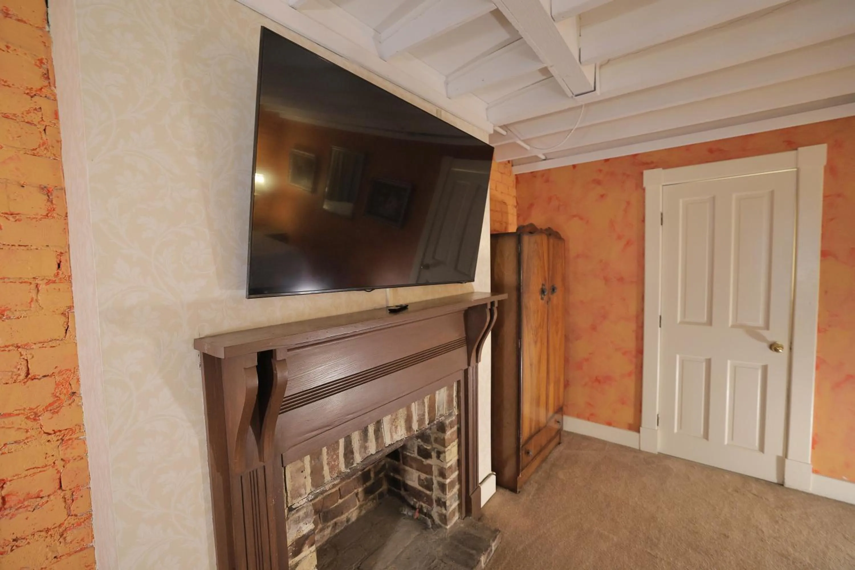 Guests in Foley House Inn