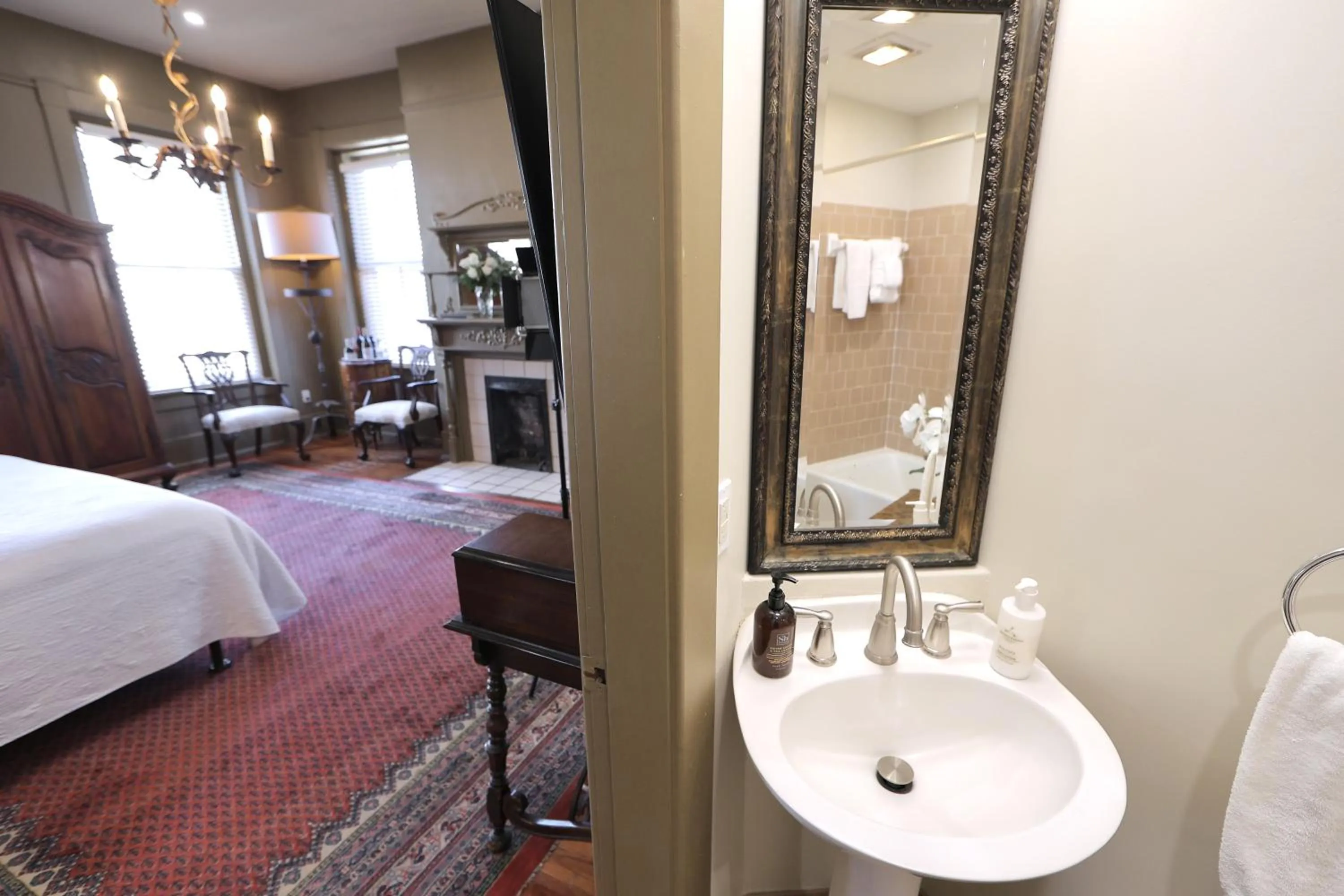 Bathroom, Bed in Foley House Inn