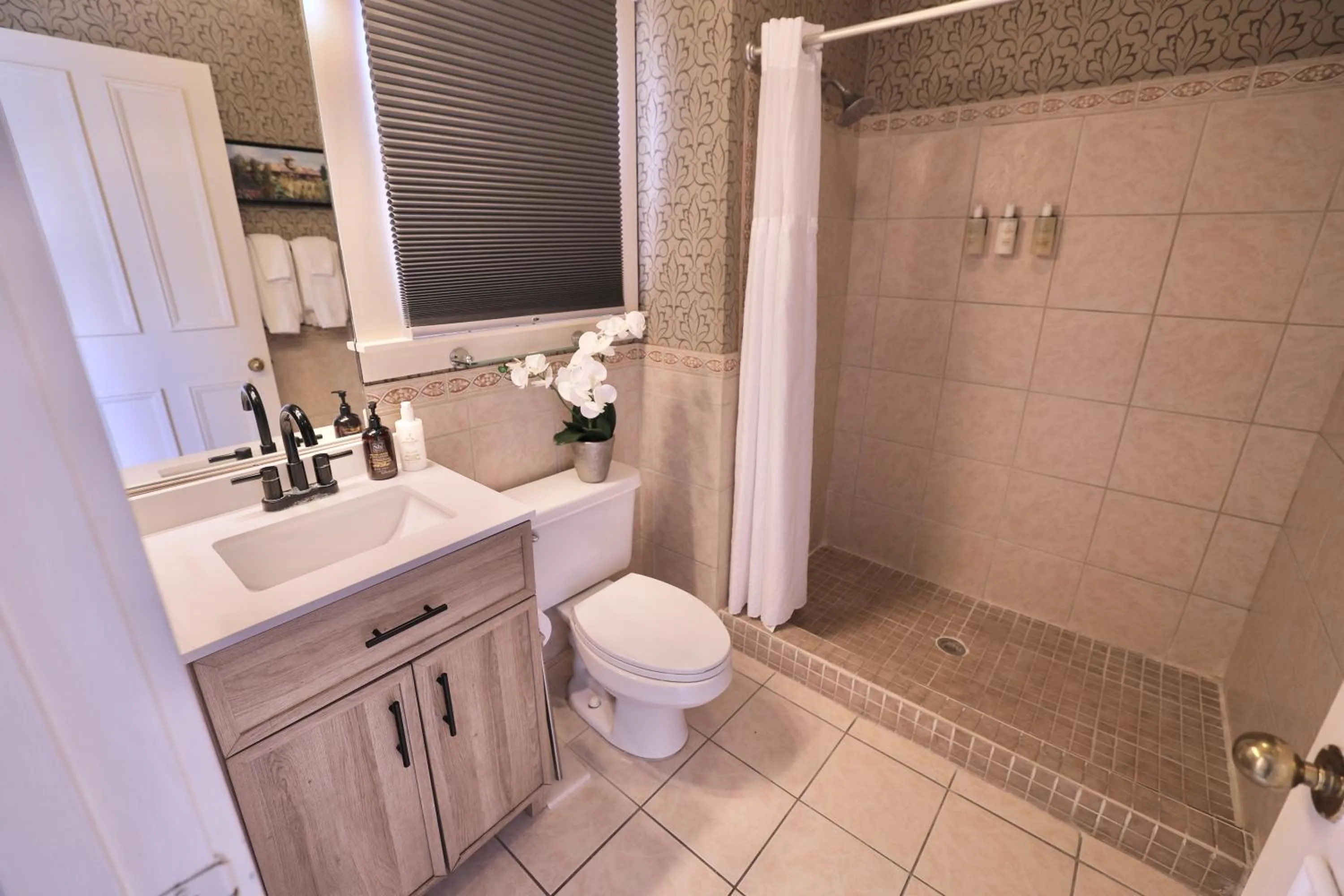 Shower in Foley House Inn