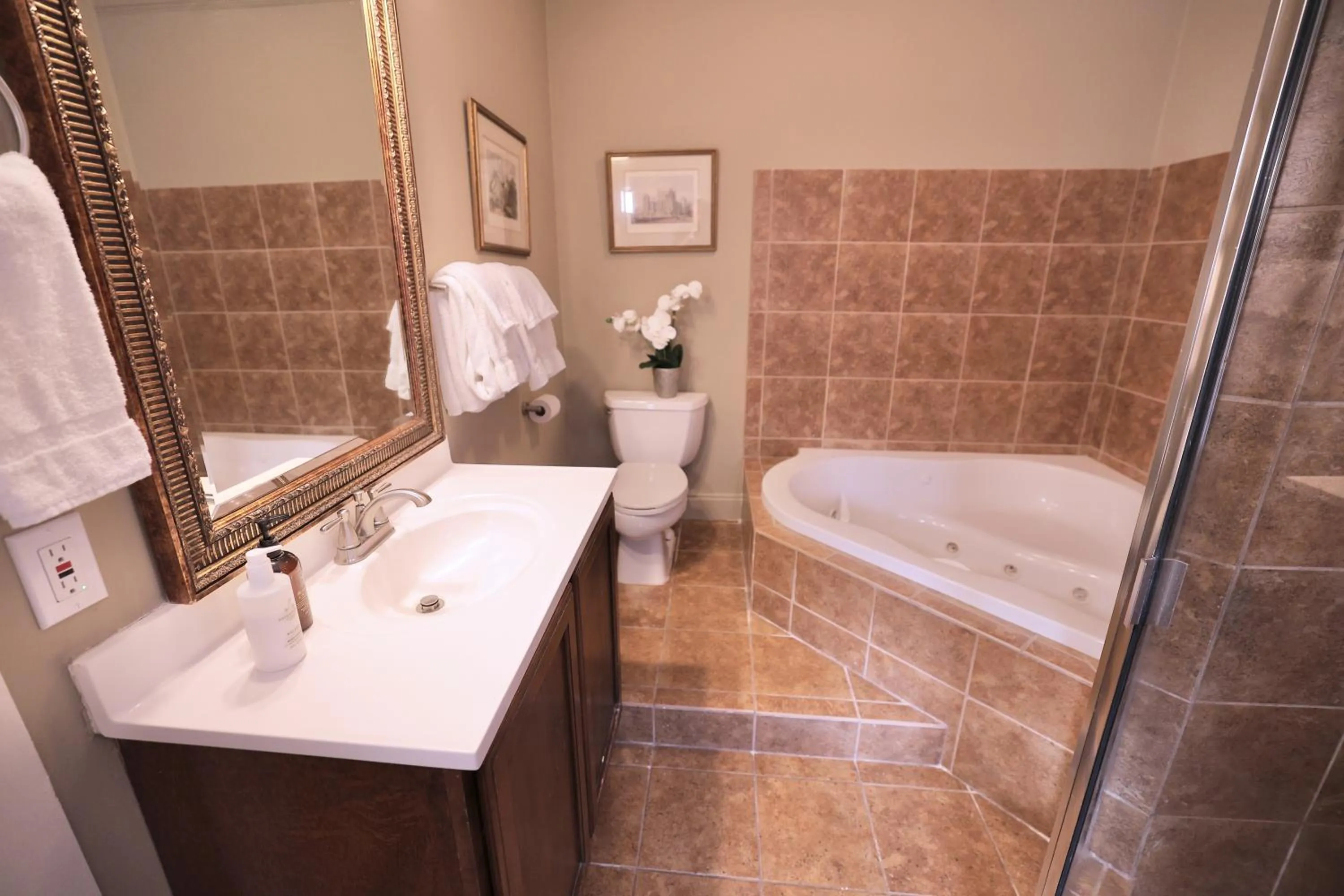 Shower in Foley House Inn