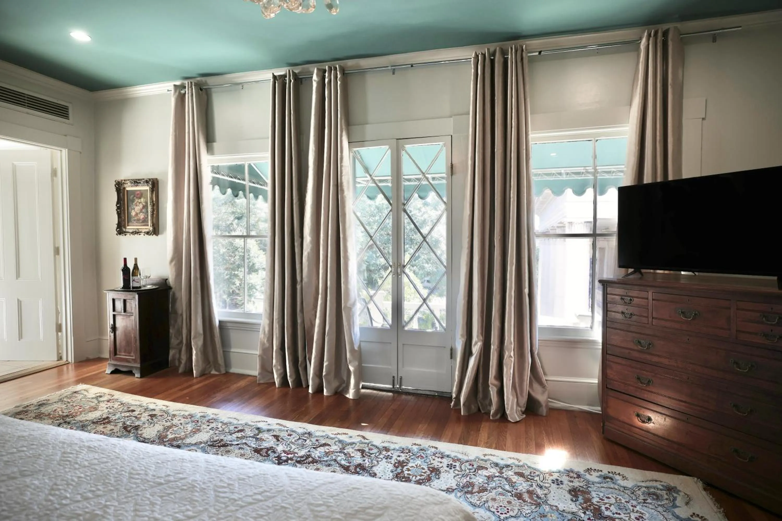 Balcony/Terrace, Bed in Foley House Inn