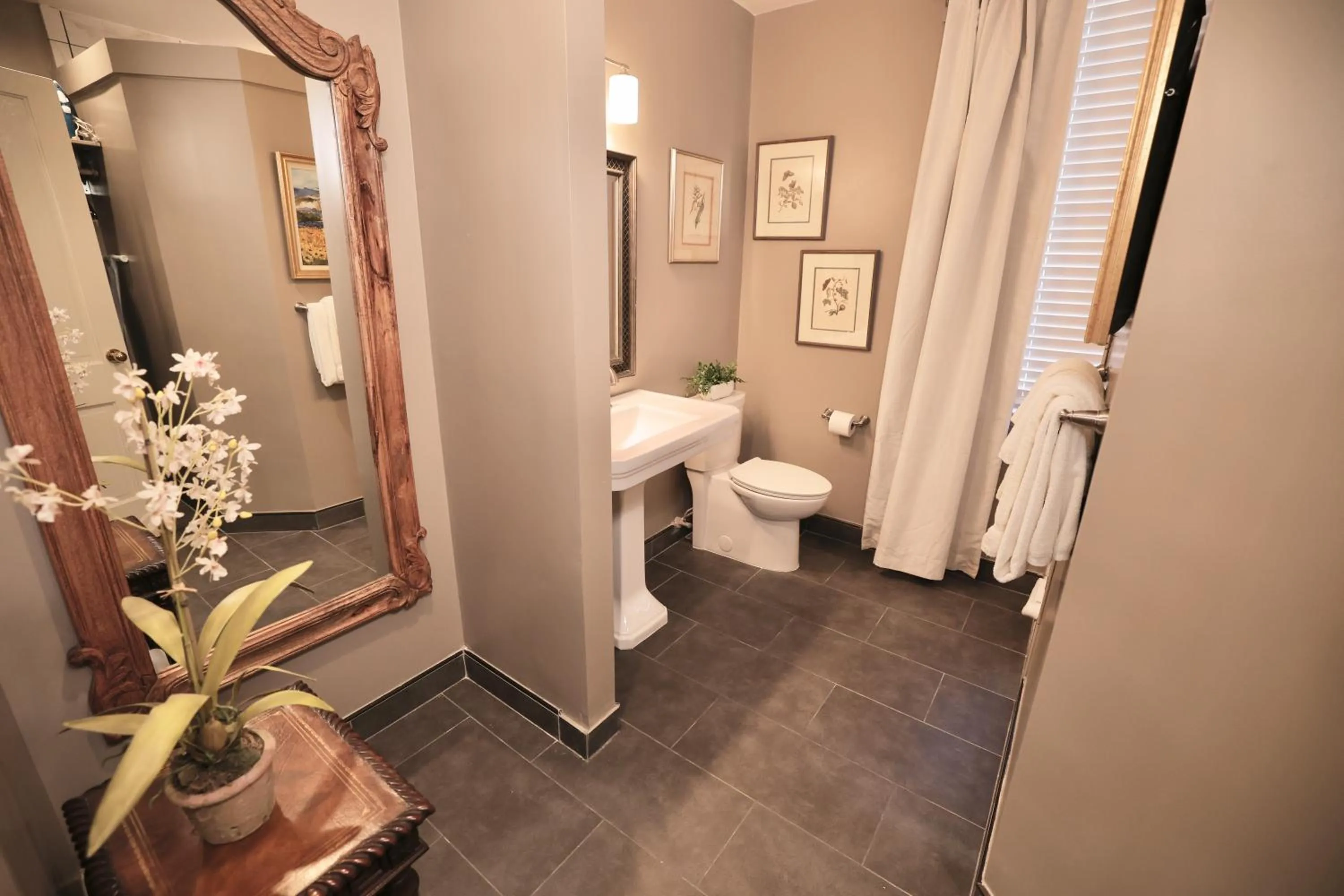 Toilet in Foley House Inn