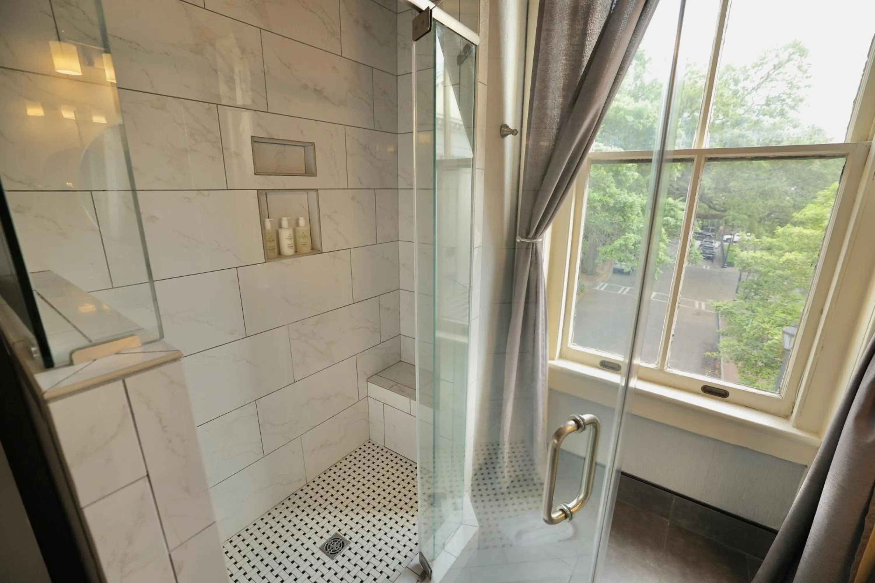 Shower in Foley House Inn