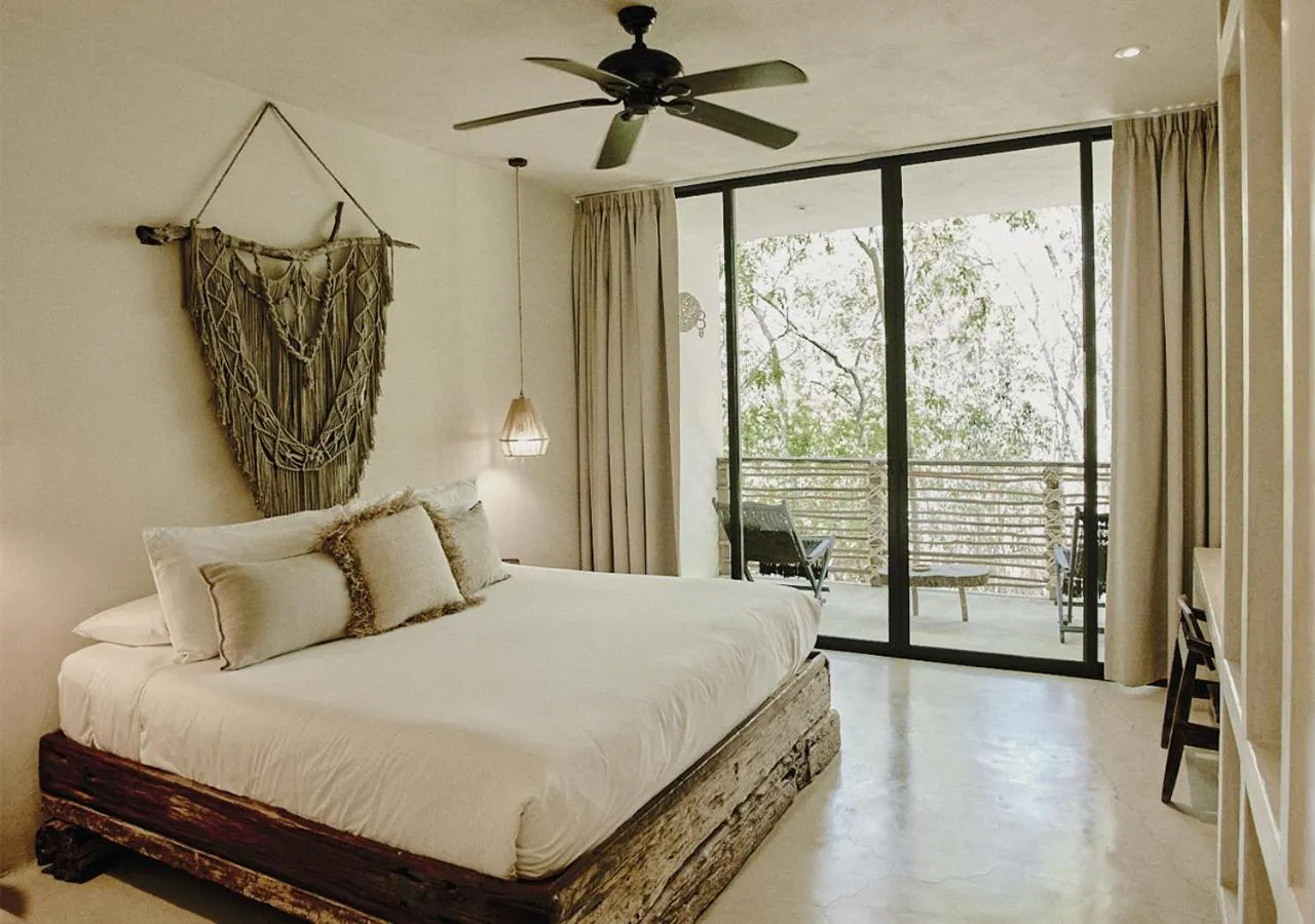 Bedroom, Bed in Una Vida