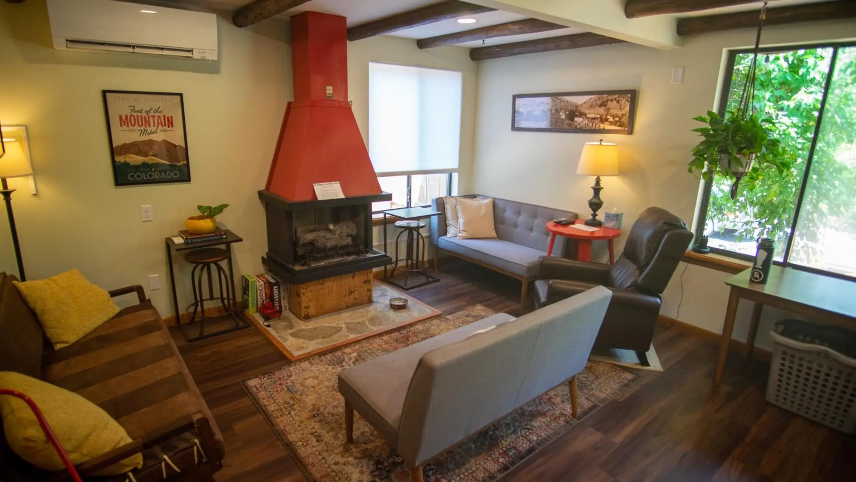 Living room in Foot of the Mountain Motel Living room in Foot of the Mountain Motel
