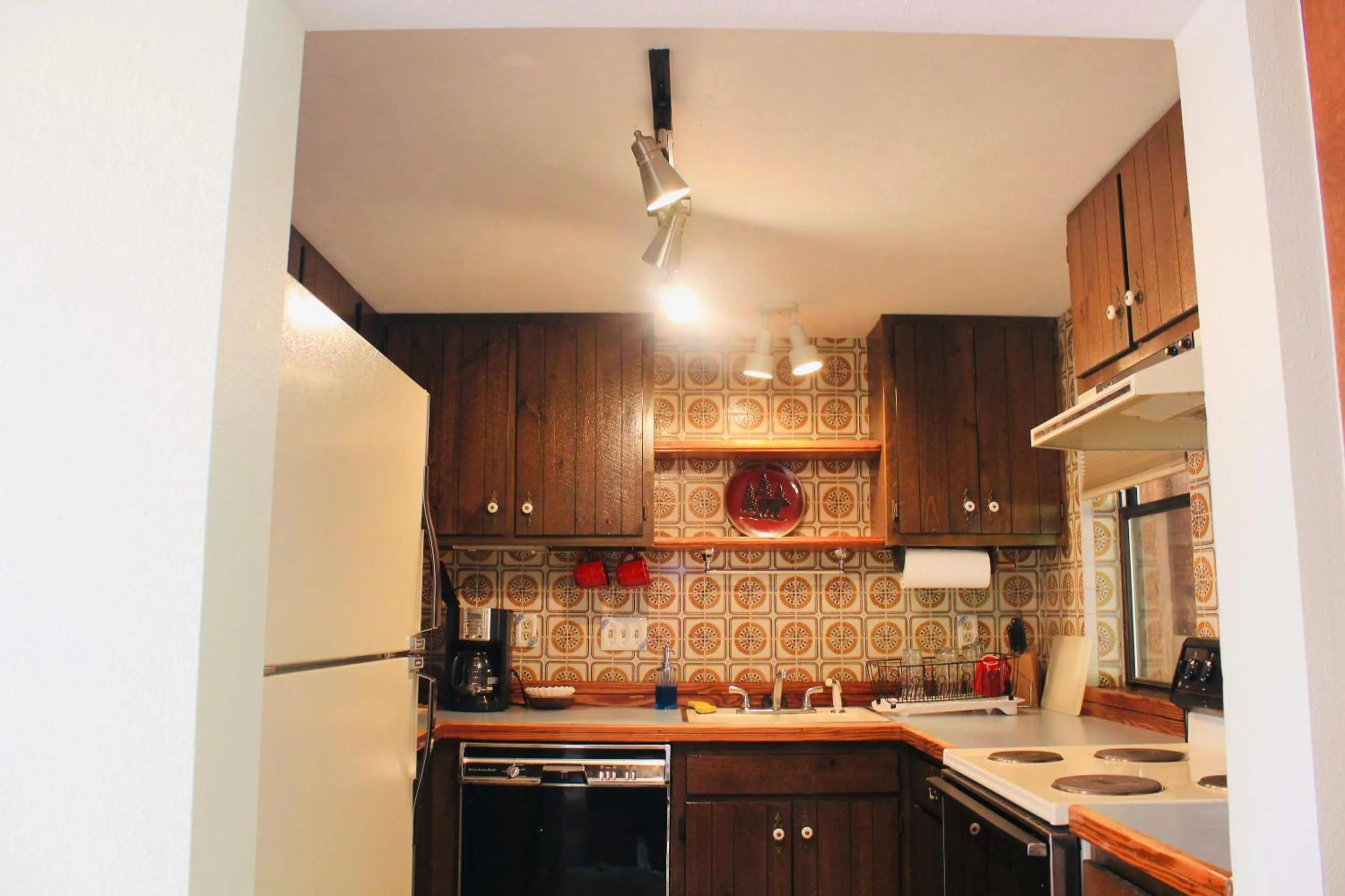 kitchen in Foot of the Mountain Motel