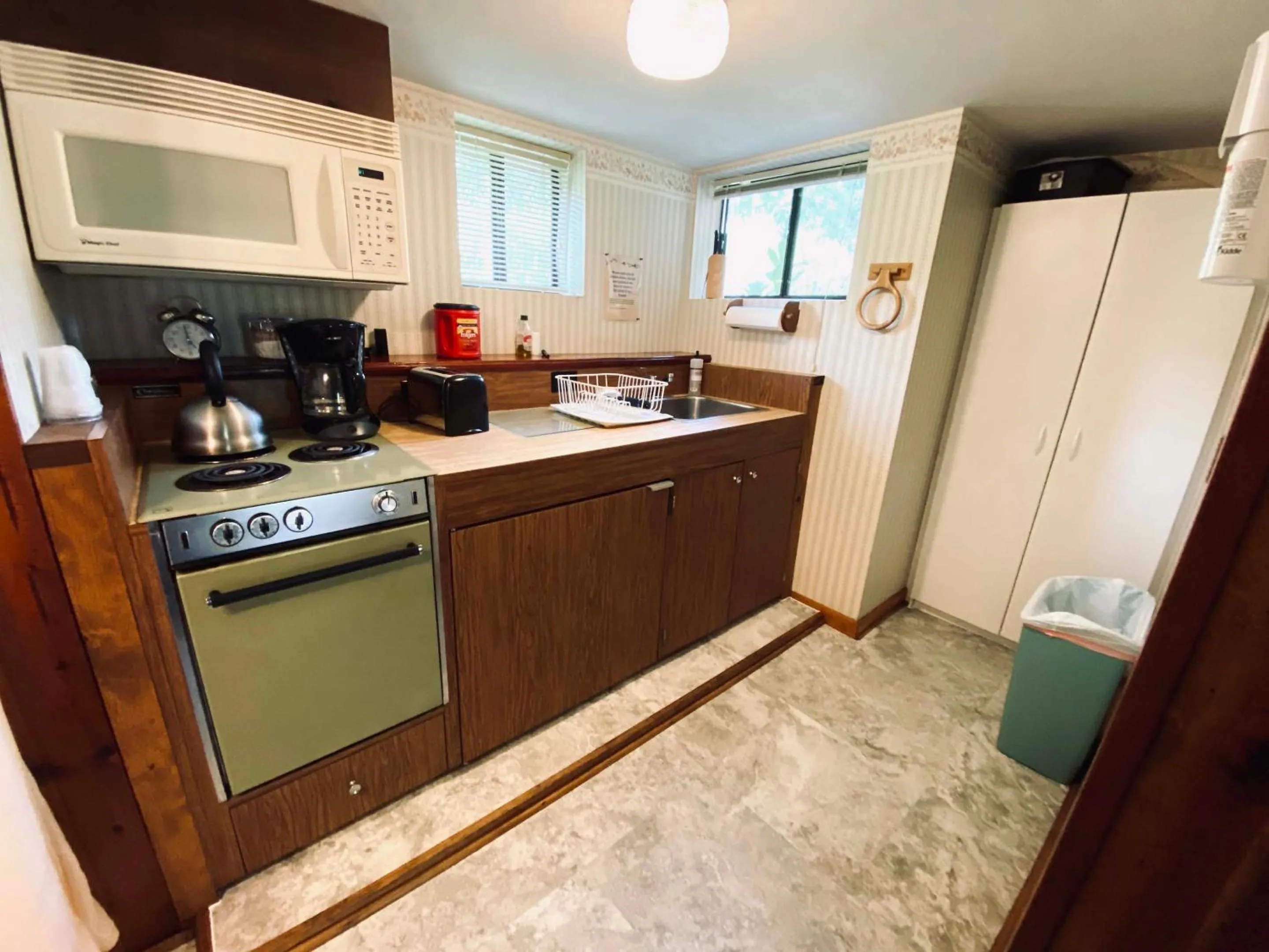 Kitchen or kitchenette in Foot of the Mountain Motel