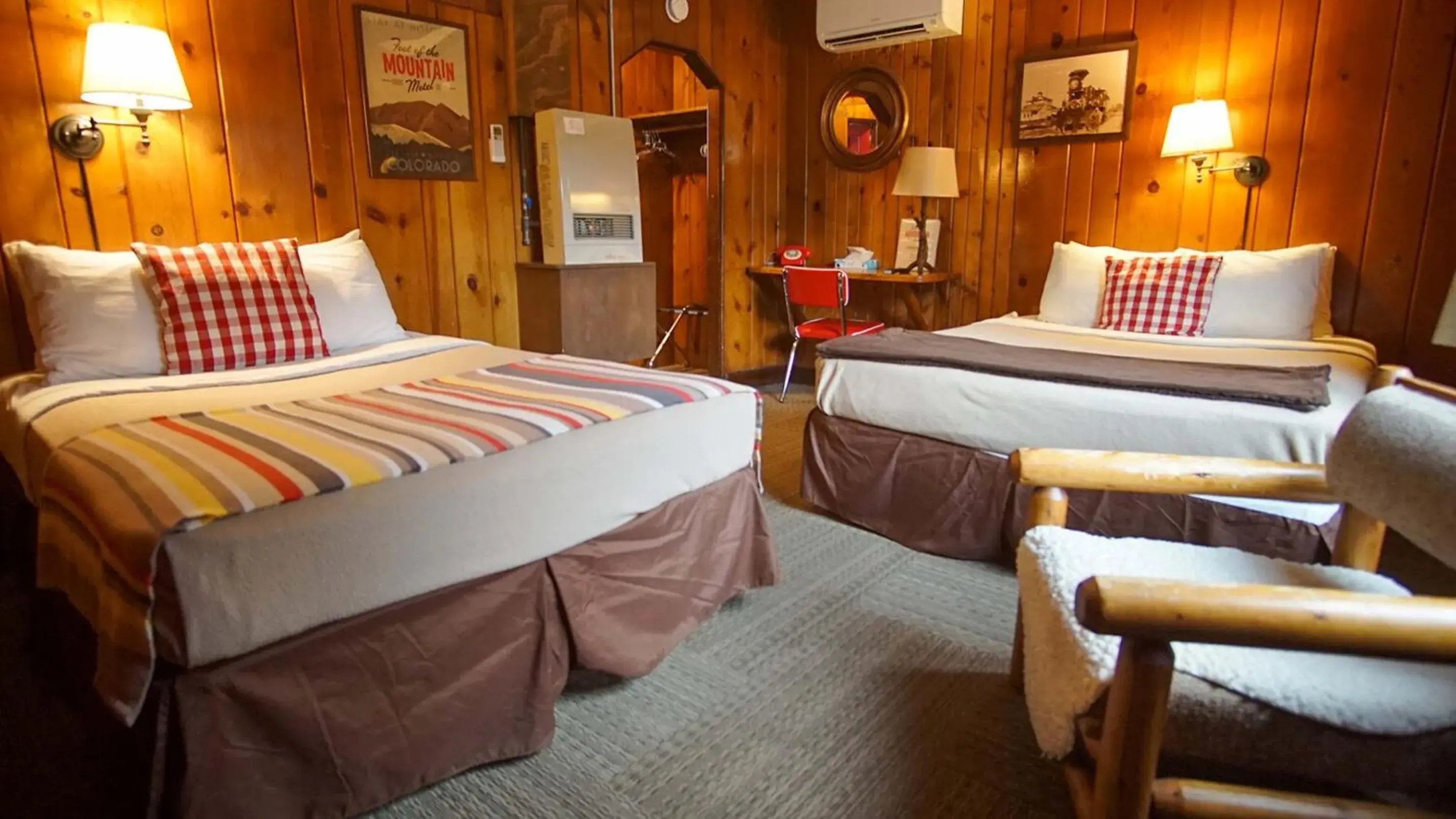 Bunk House Queen in Foot of the Mountain Motel Bunk House Queen in Foot of the Mountain Motel