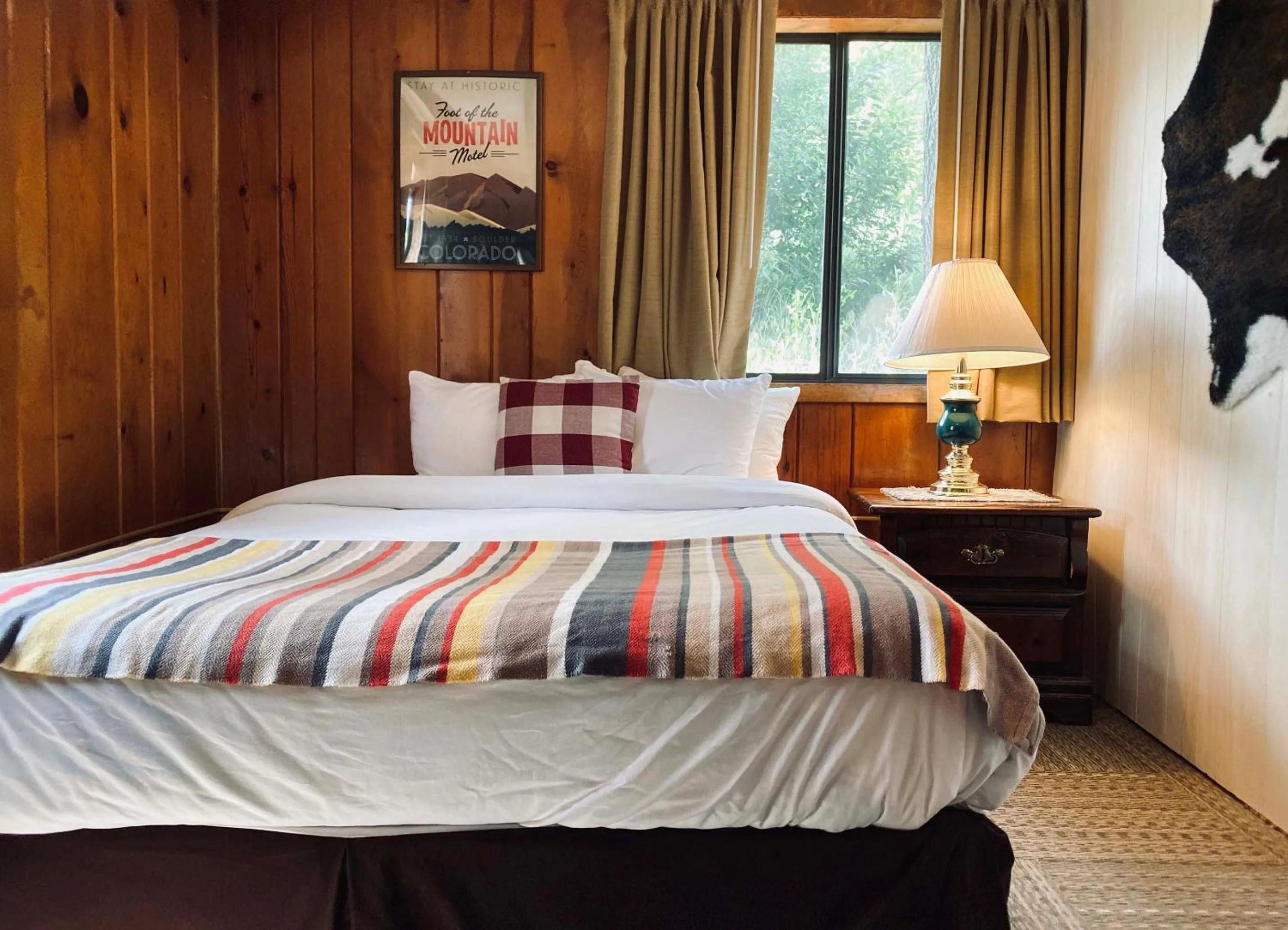 Bed in Foot of the Mountain Motel