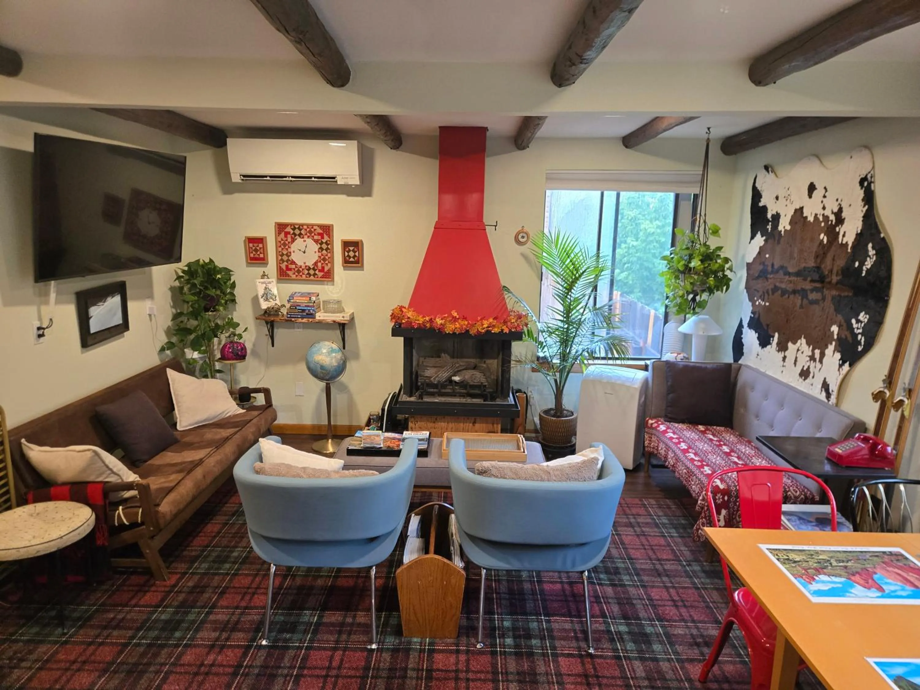 Communal lounge/ TV room in Foot of the Mountain Motel