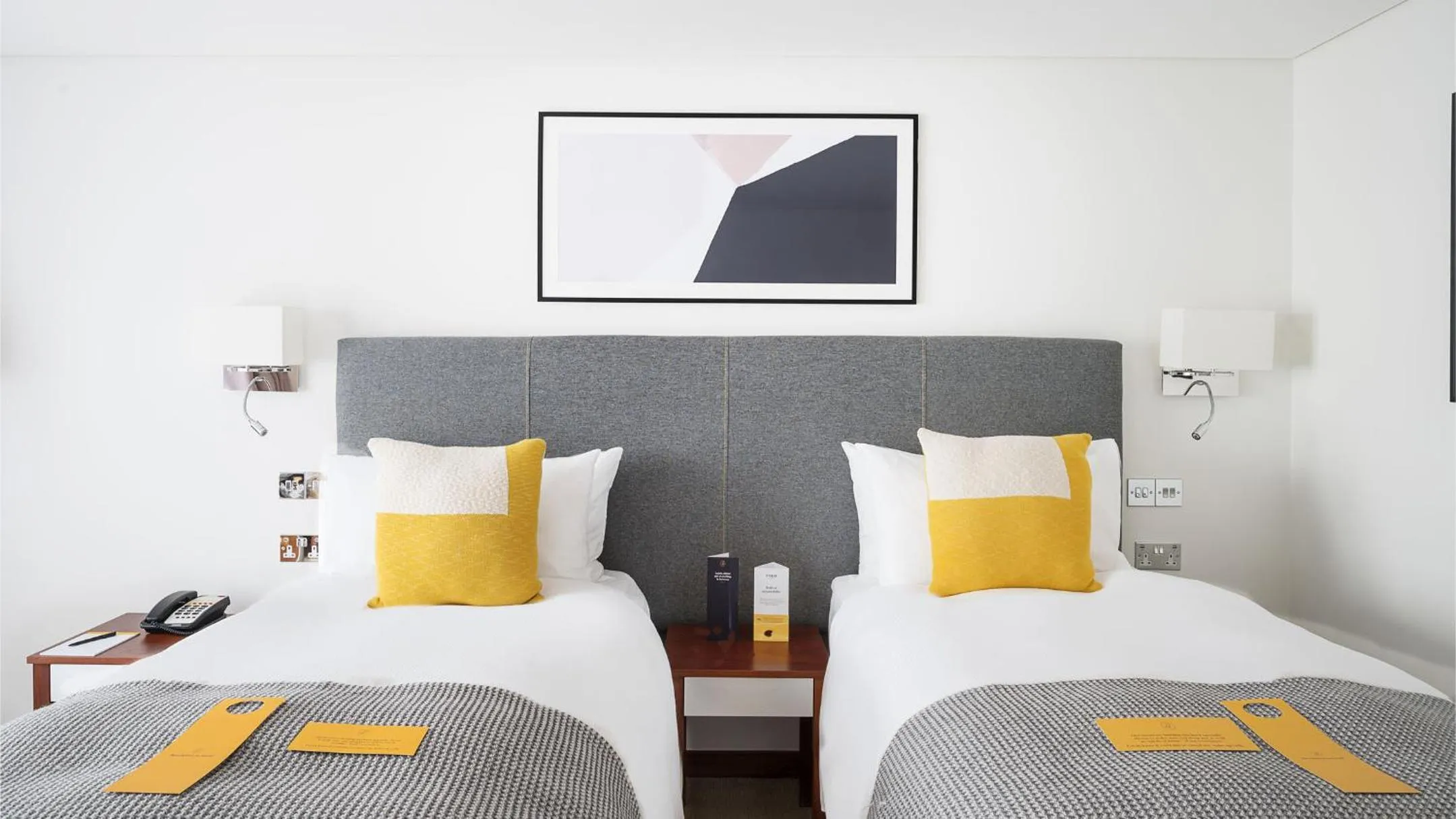 Photo of the whole room, Bed in voco Reading