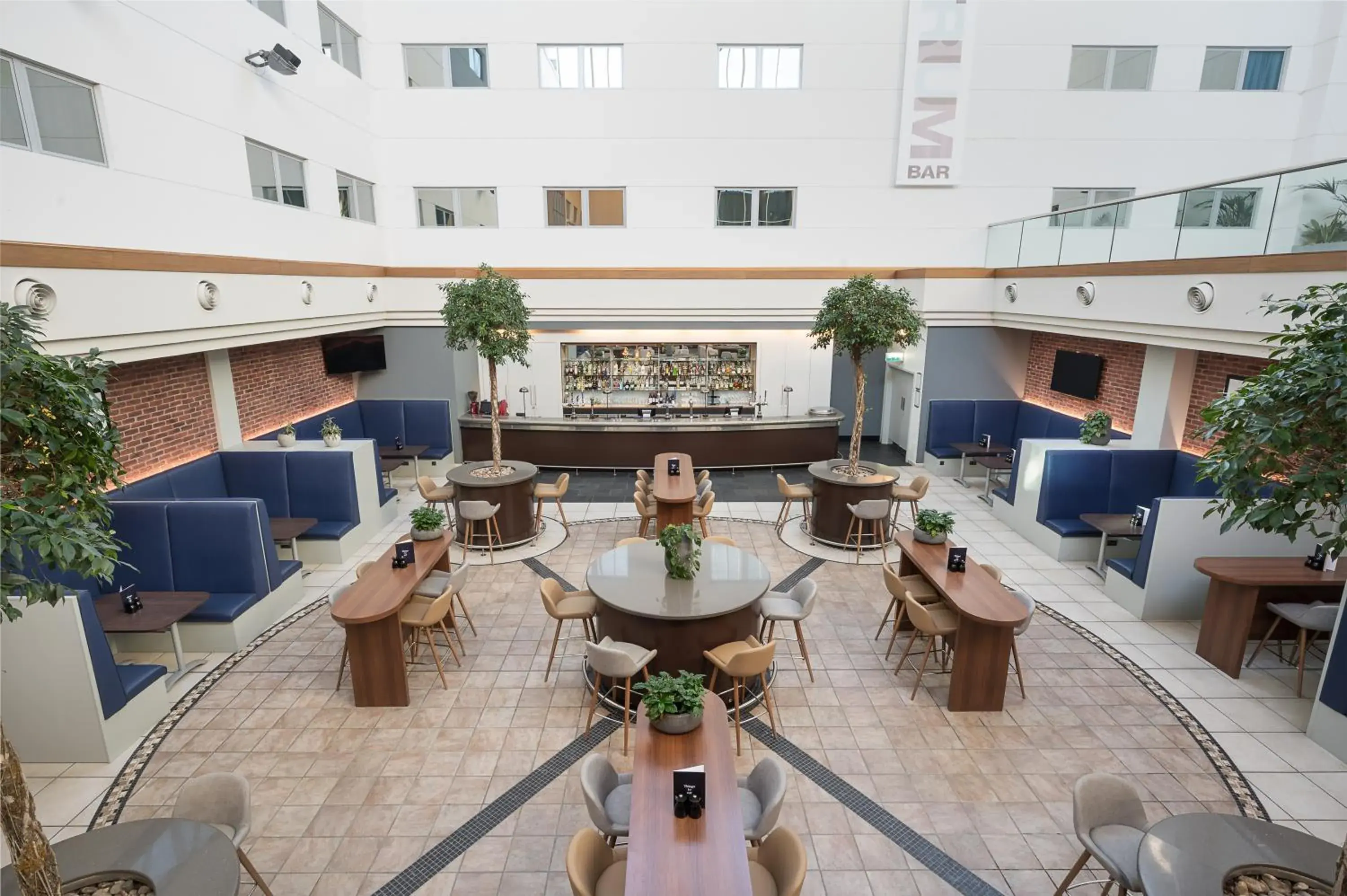 Lounge or bar in voco Reading Lounge or bar in voco Reading