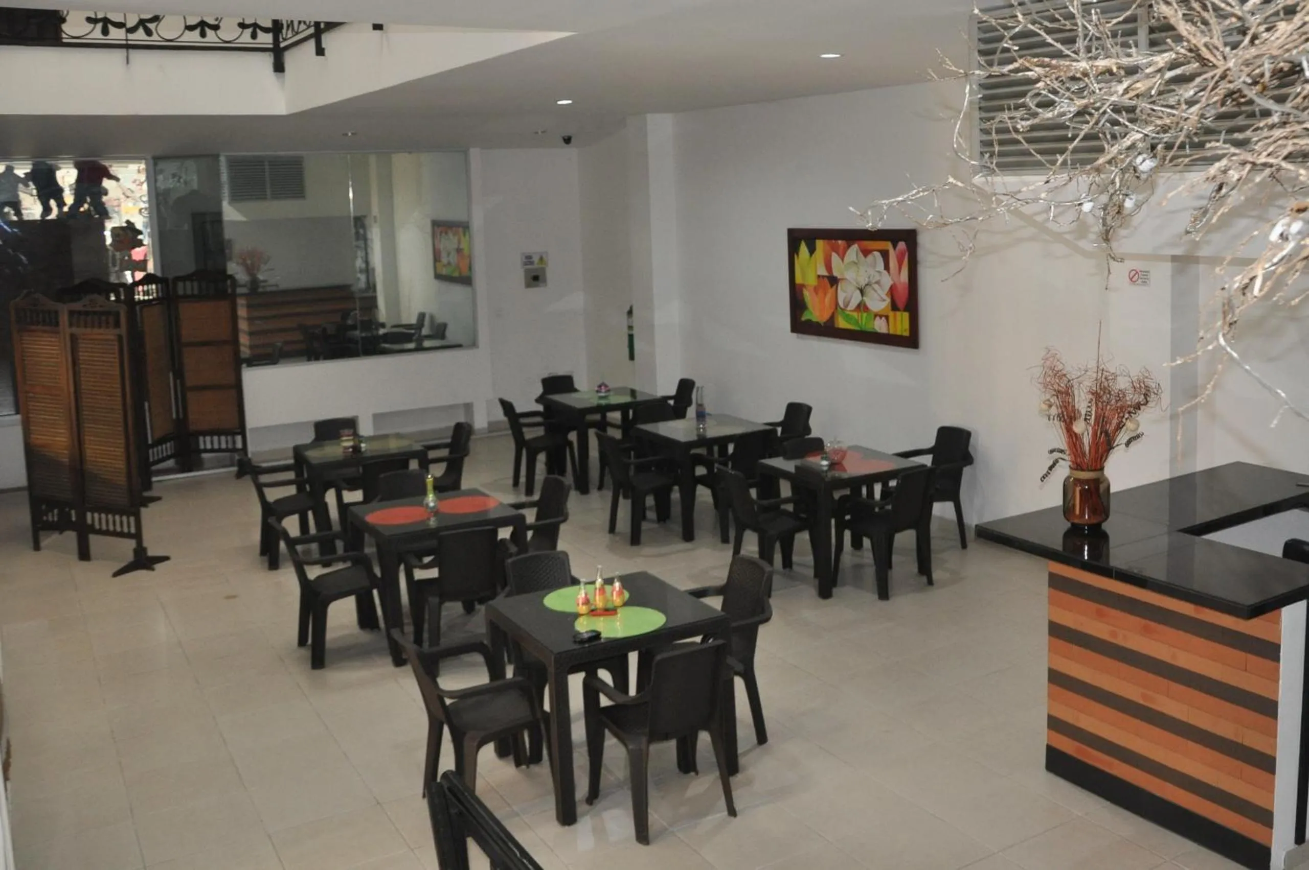 Food and drinks in Hotel Meson de las Flores