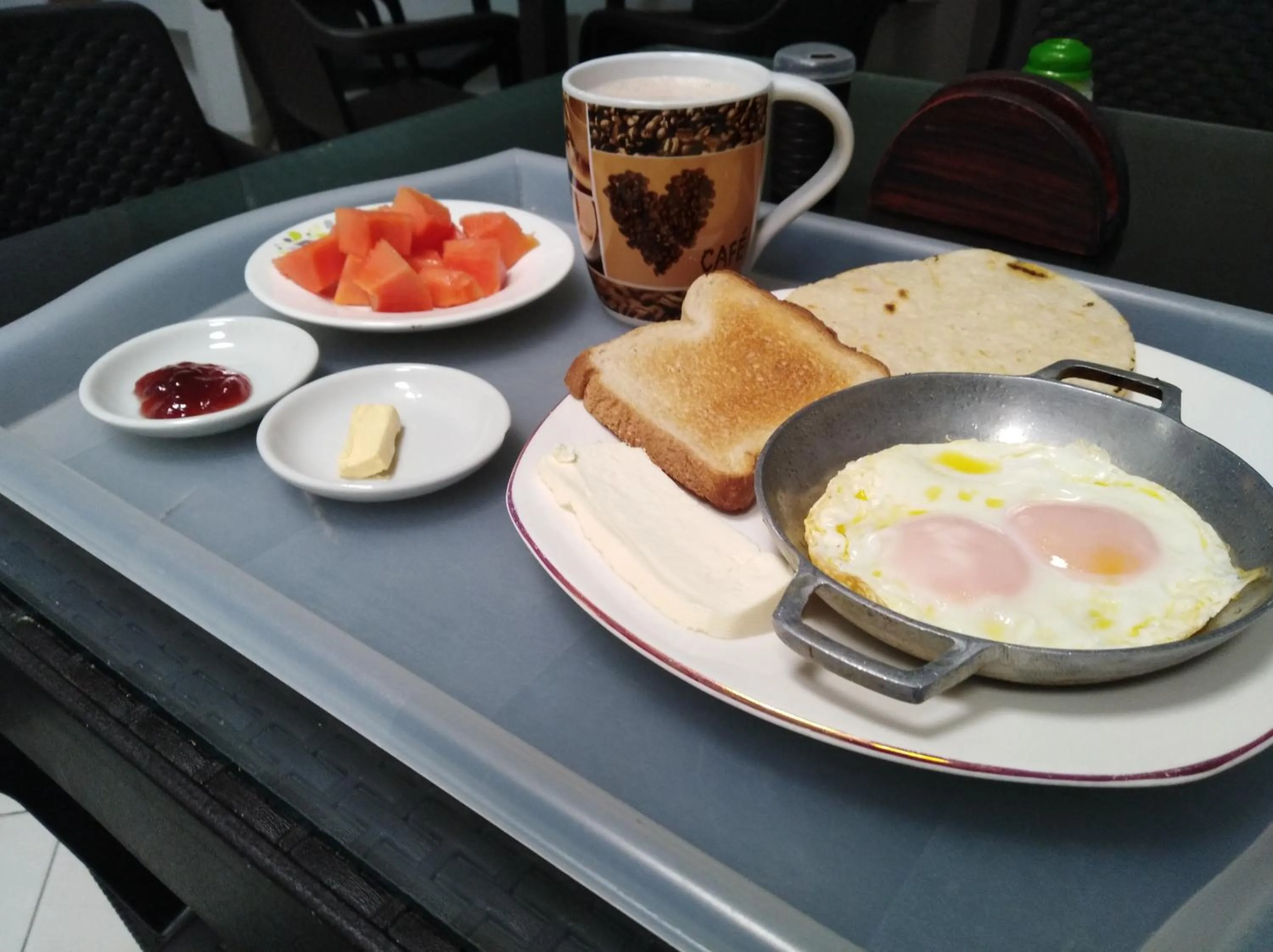 Food and drinks in Hotel Meson de las Flores