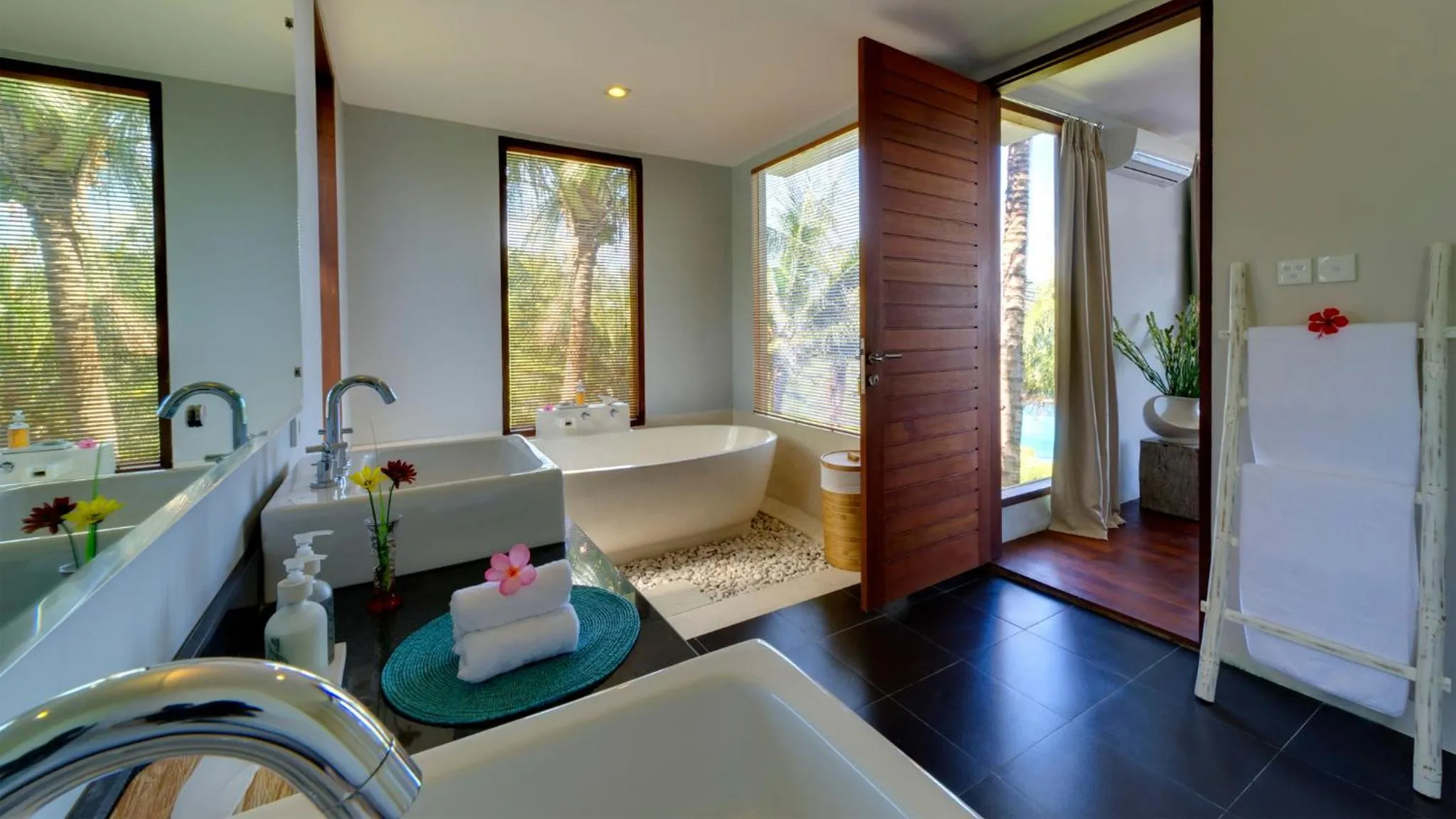 Hot Tub in Malimbu Cliff Villa by Elite Havens